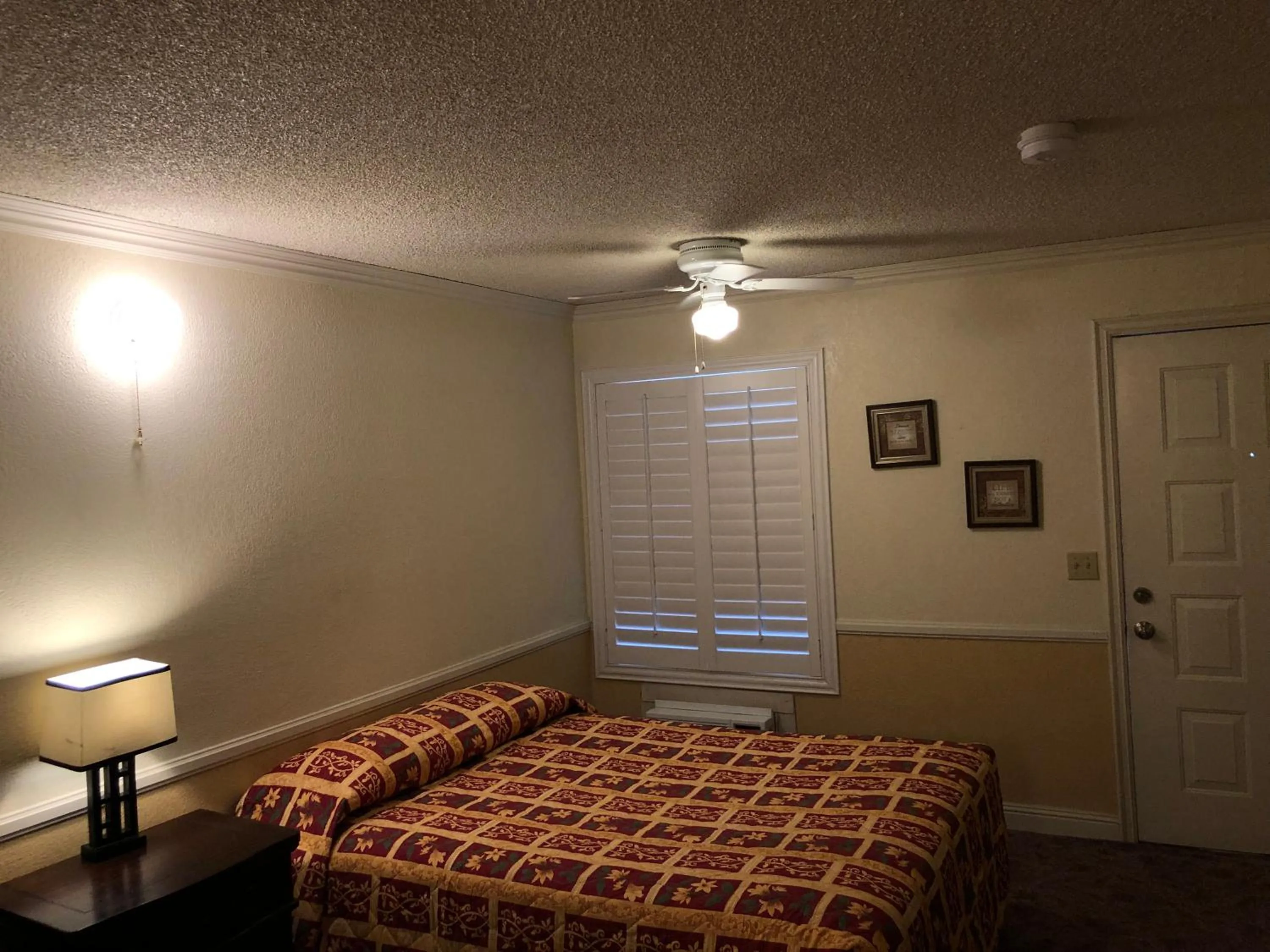 Bed in National 9 Inn