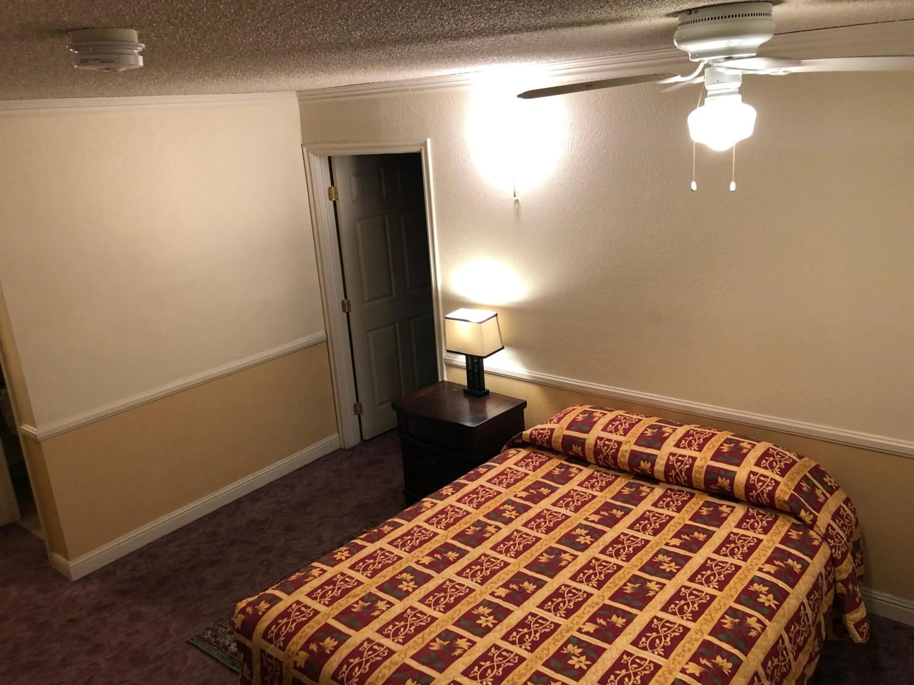 Bed in National 9 Inn