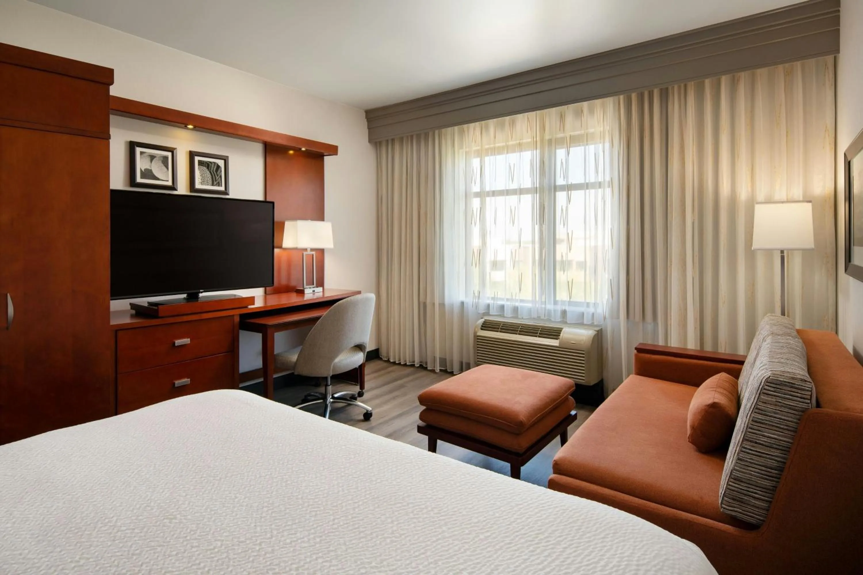 Living room, Bed in Courtyard by Marriott Scottsdale Salt River
