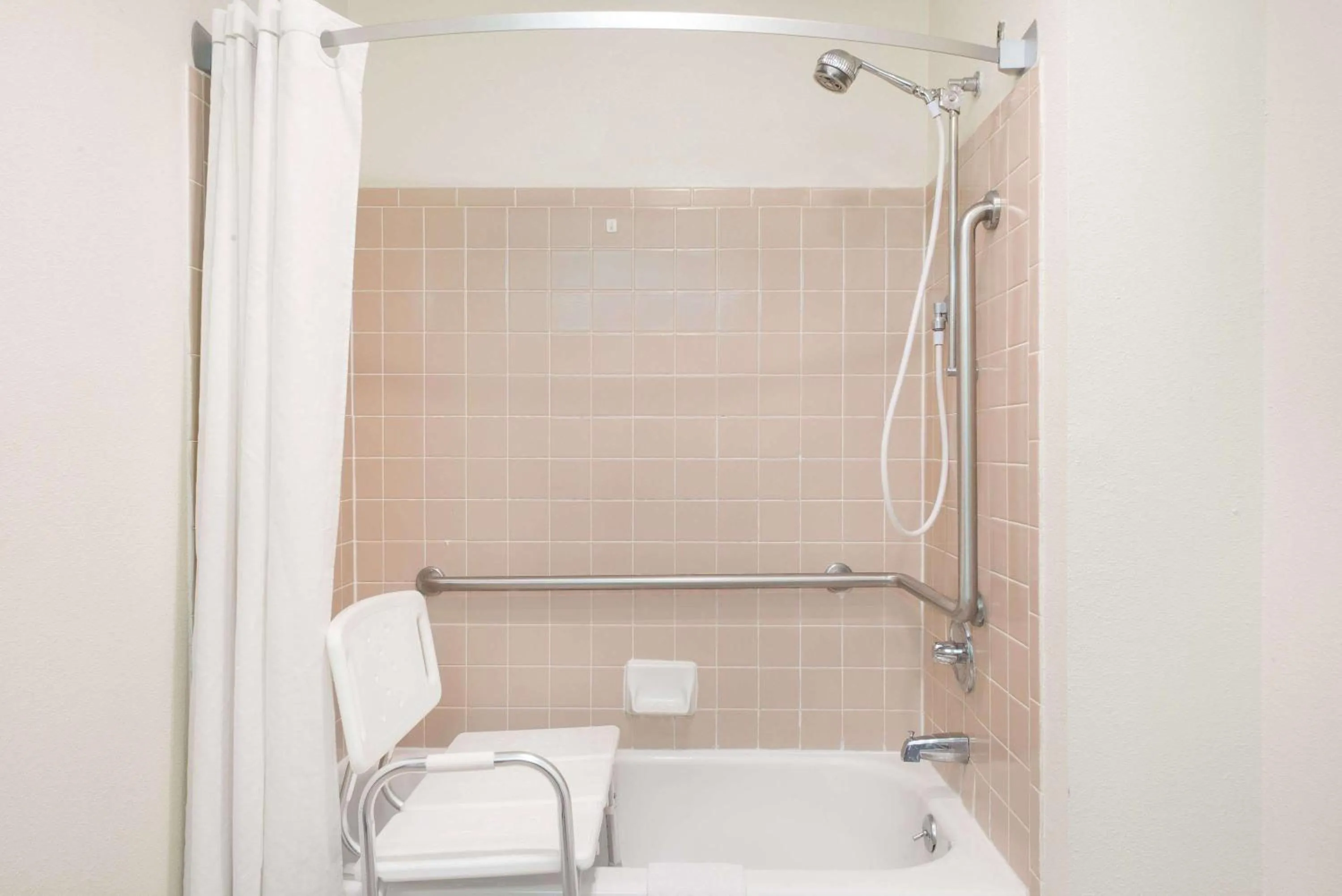 Photo of the whole room in Hotel Express Anniston/Oxford