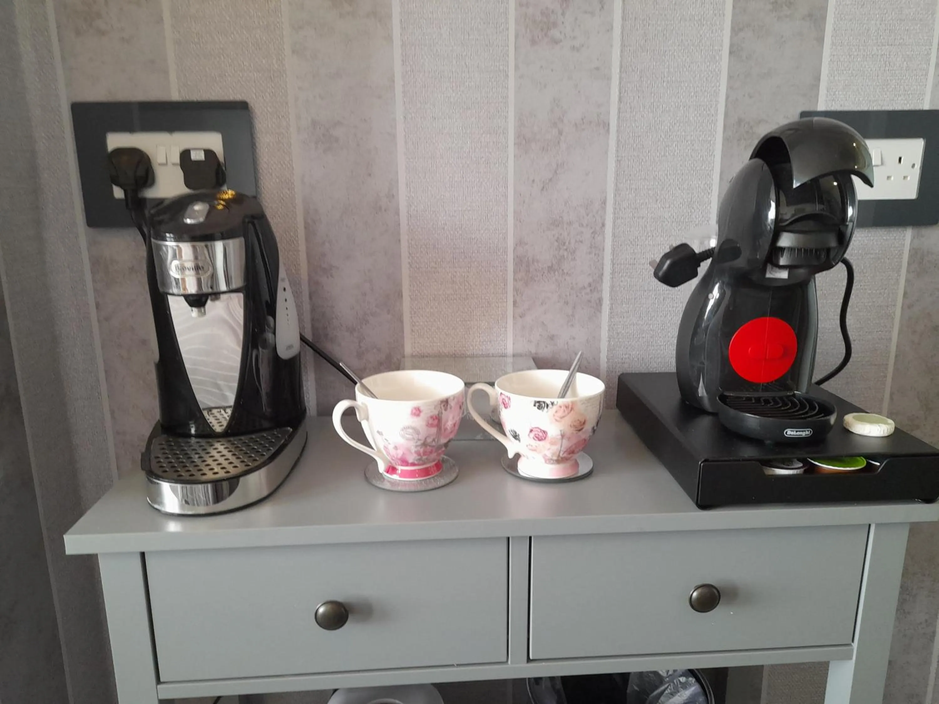 Coffee/tea facilities in The Fame