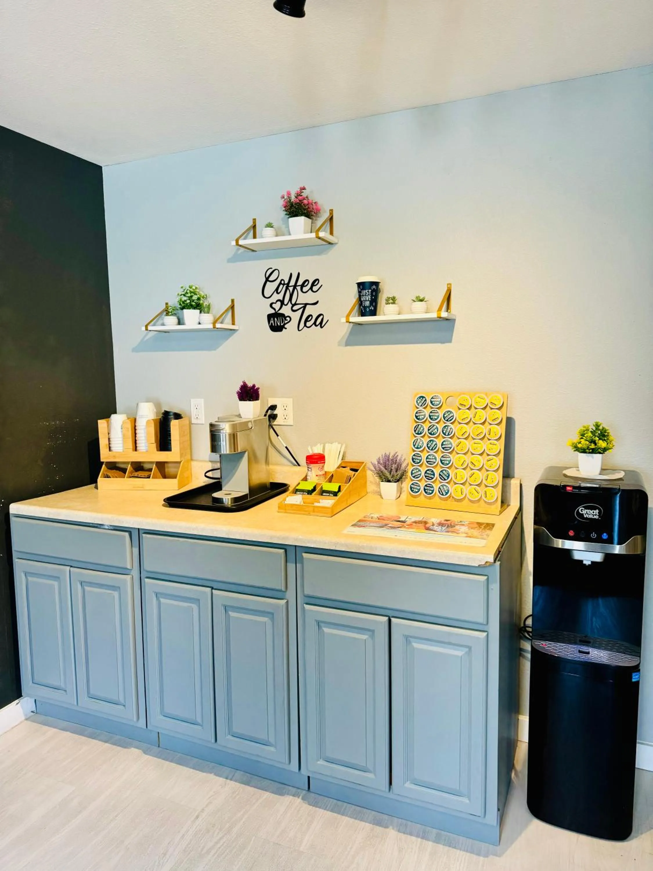Coffee/tea facilities in Baymont by Wyndham Ridgecrest