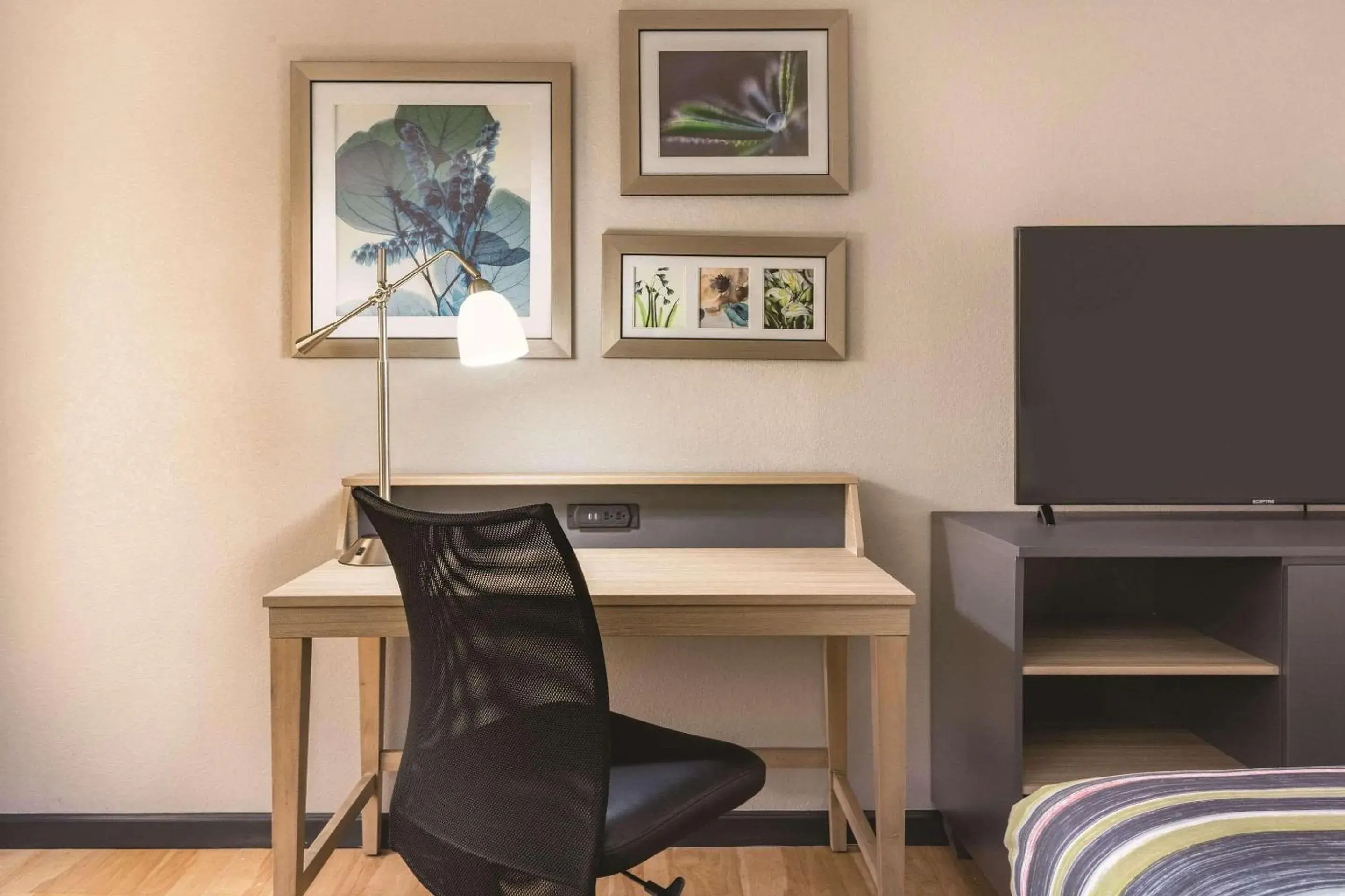 King Suite with Whirlpool - Non-smoking in Country Inn & Suites by Radisson, Madison Southwest, WI King Suite with Whirlpool - Non-smoking in Country Inn & Suites by Radisson, Madison Southwest, WI