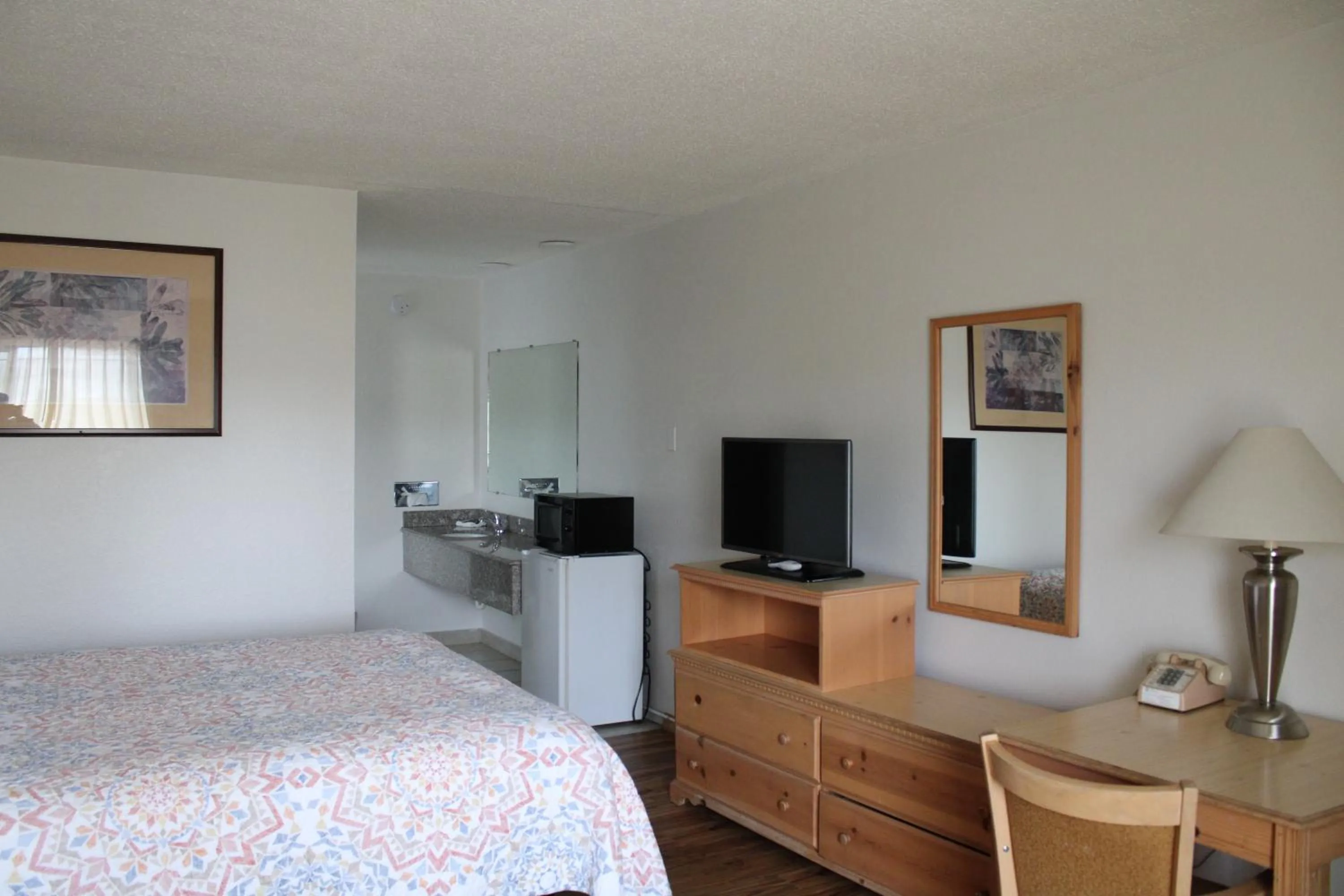 Bed in Pine Tree inn