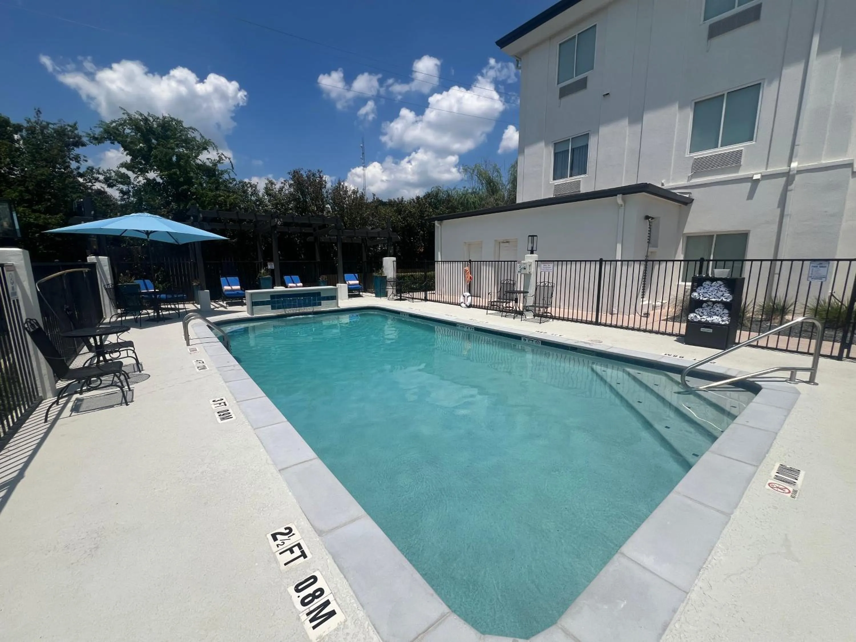 Swimming pool in Blanco River Hotel