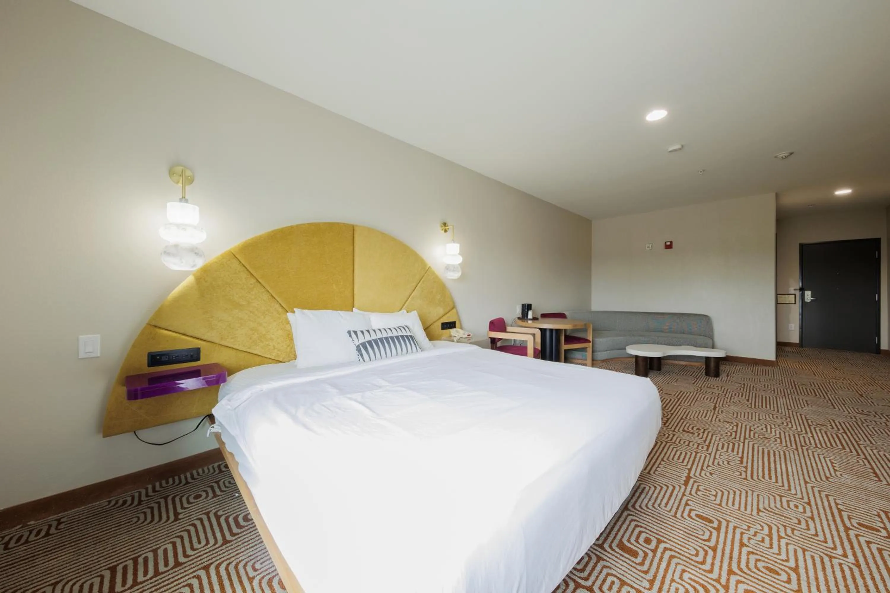 Living room, Bed in Blanco River Hotel