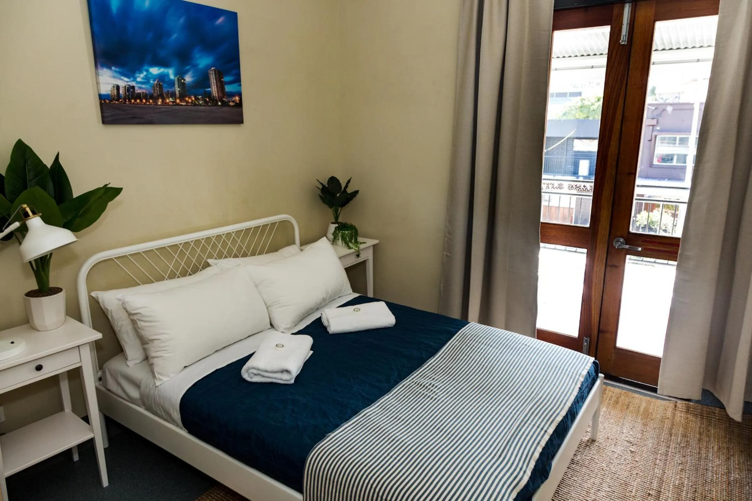 Bedroom, Bed in Coolangatta Sands Hotel