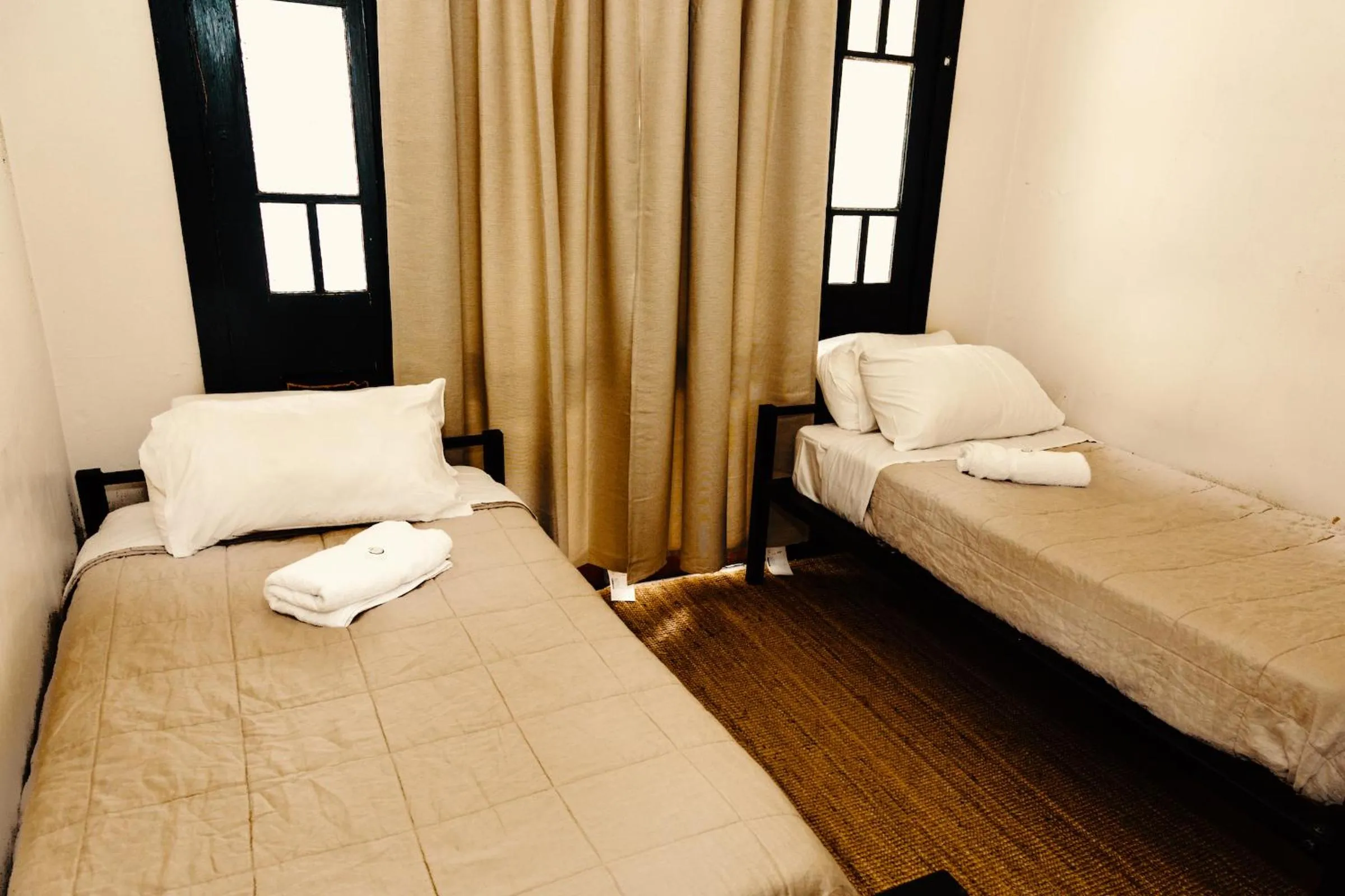 Bedroom, Bed in Coolangatta Sands Hotel