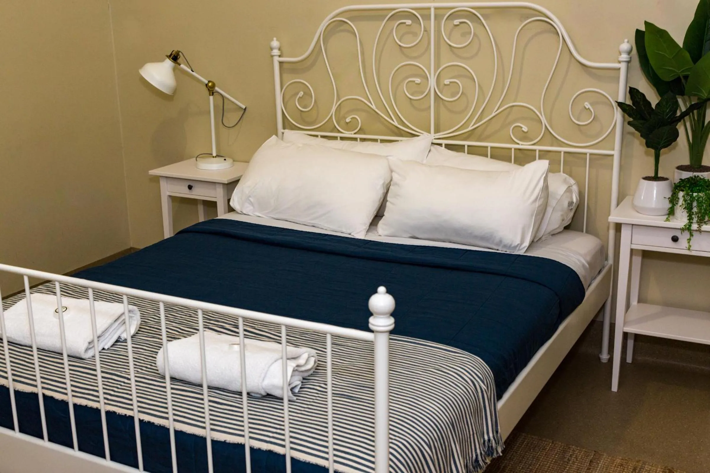 Bedroom, Bed in Coolangatta Sands Hotel