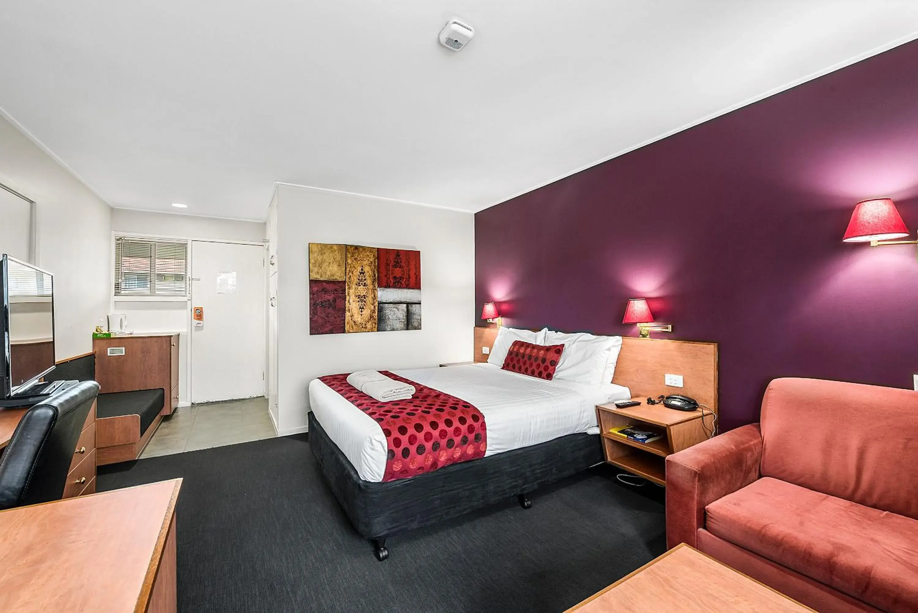 Queen Room in The Henty Queen Room in The Henty