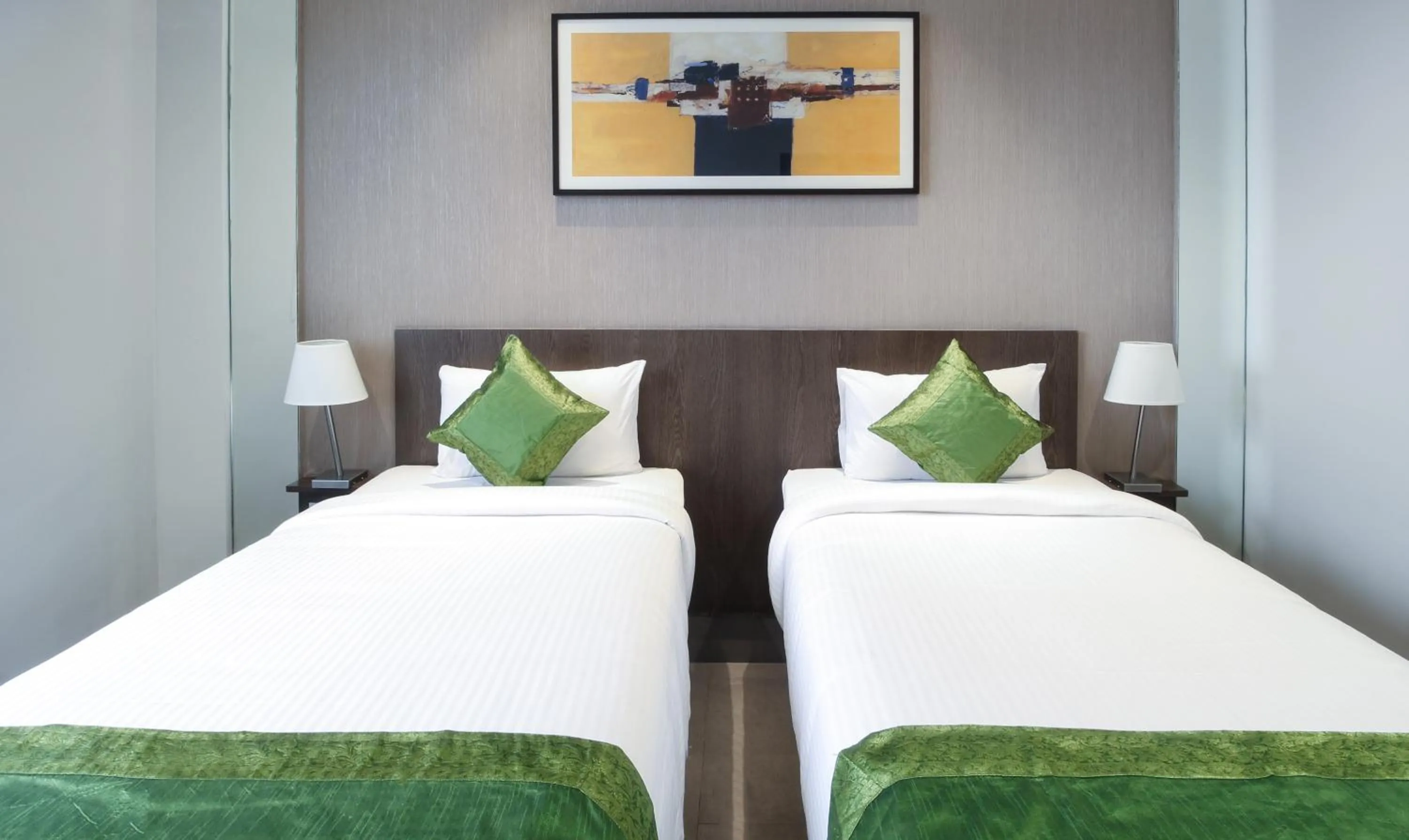 Bed in Treebo Elite Residency - 2 kms from Railway station