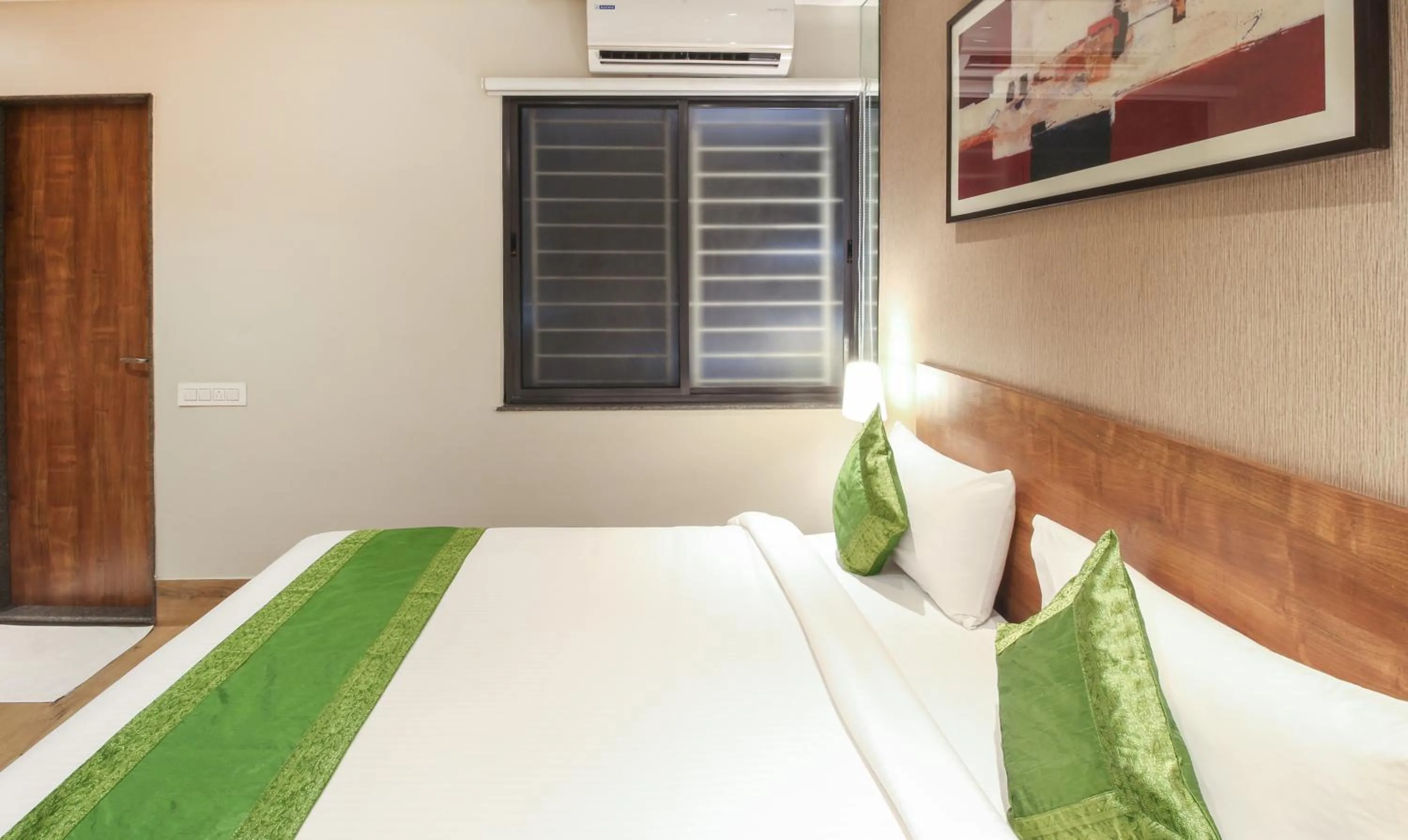 Bed in Treebo Elite Residency - 2 kms from Railway station