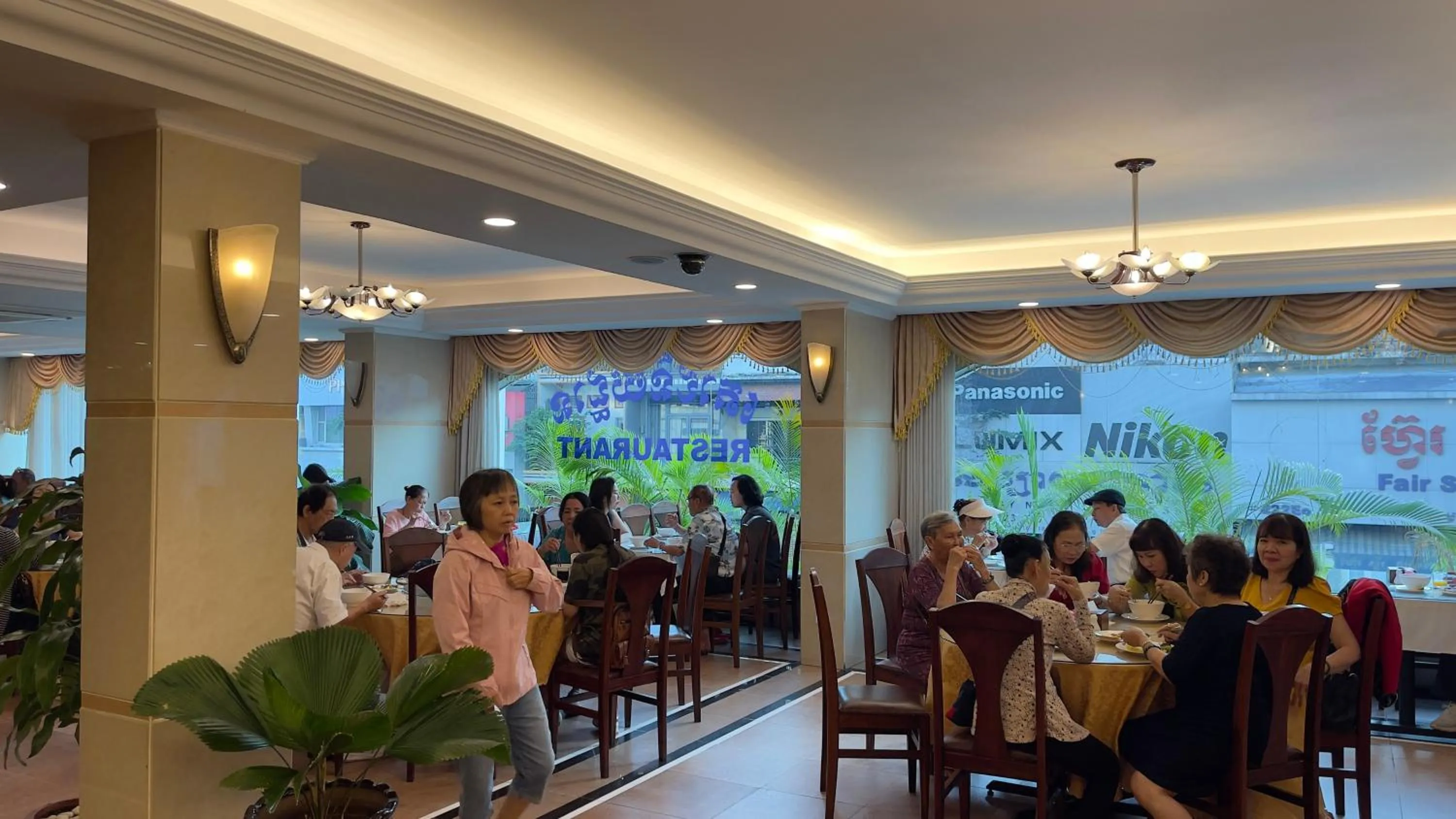 Restaurant/places to eat in Hotel Sor