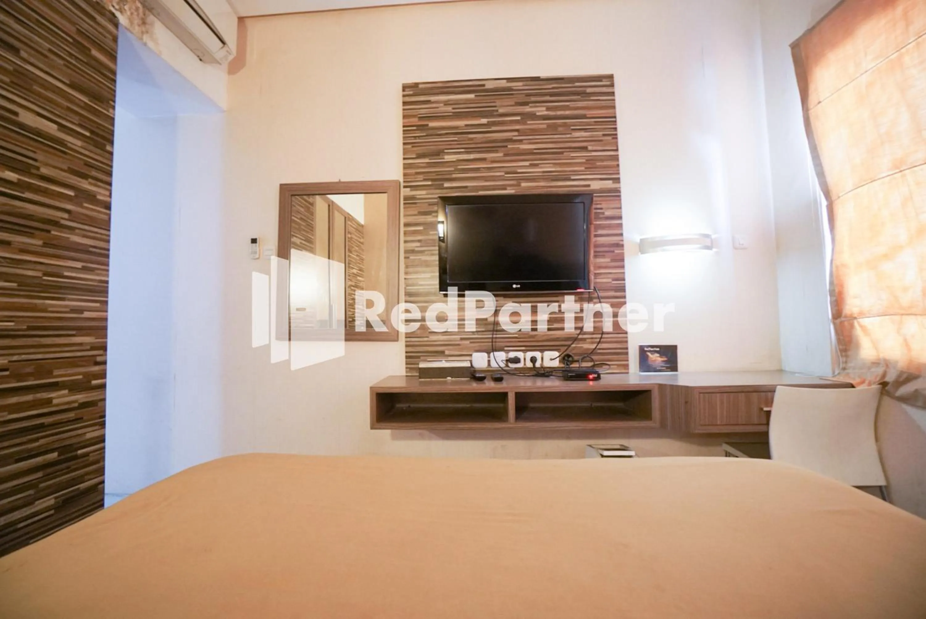 Bedroom, Bed in Tirta Mansion Lippo Karawaci Mitra RedDoorz