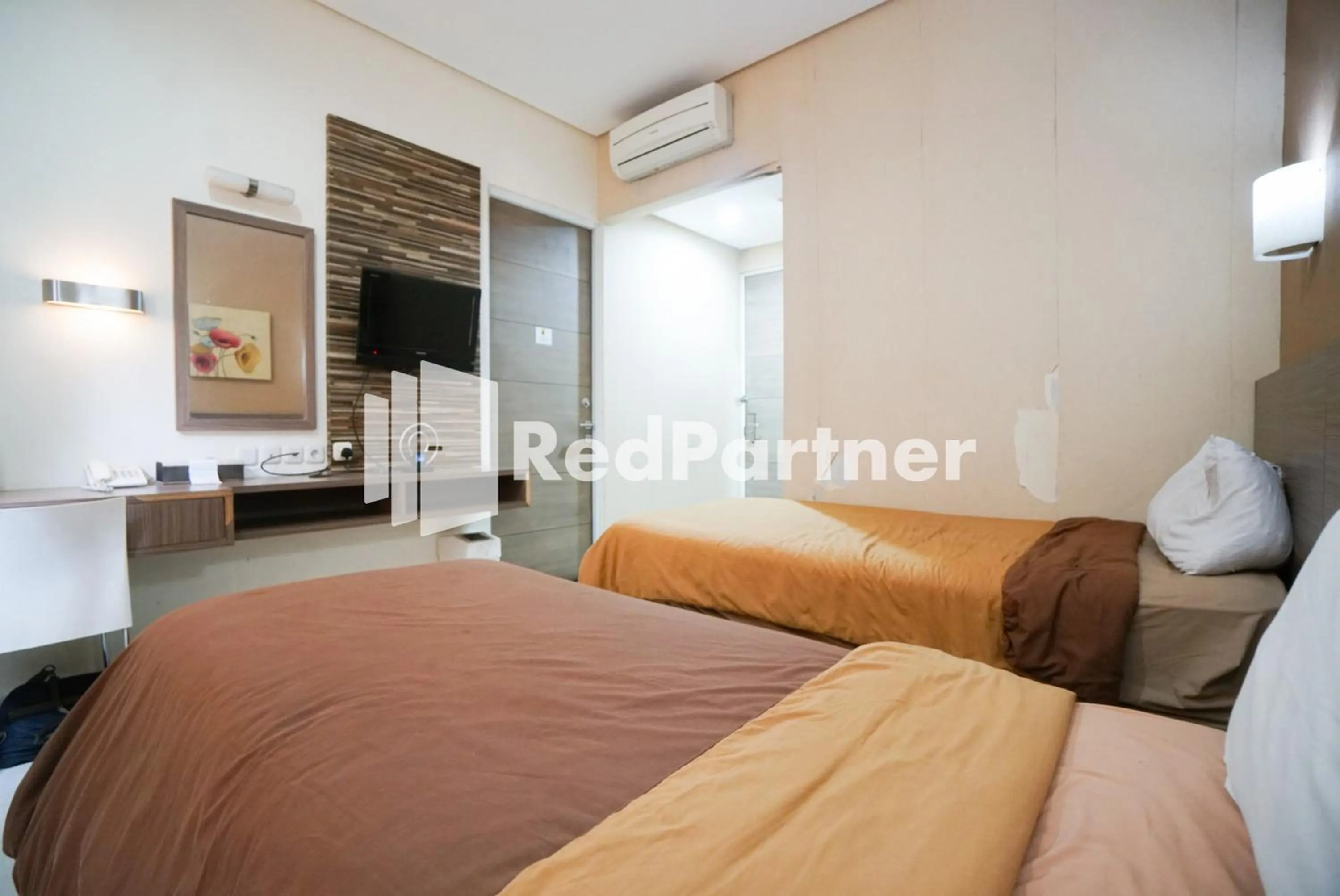 Bedroom, Bed in Tirta Mansion Lippo Karawaci Mitra RedDoorz