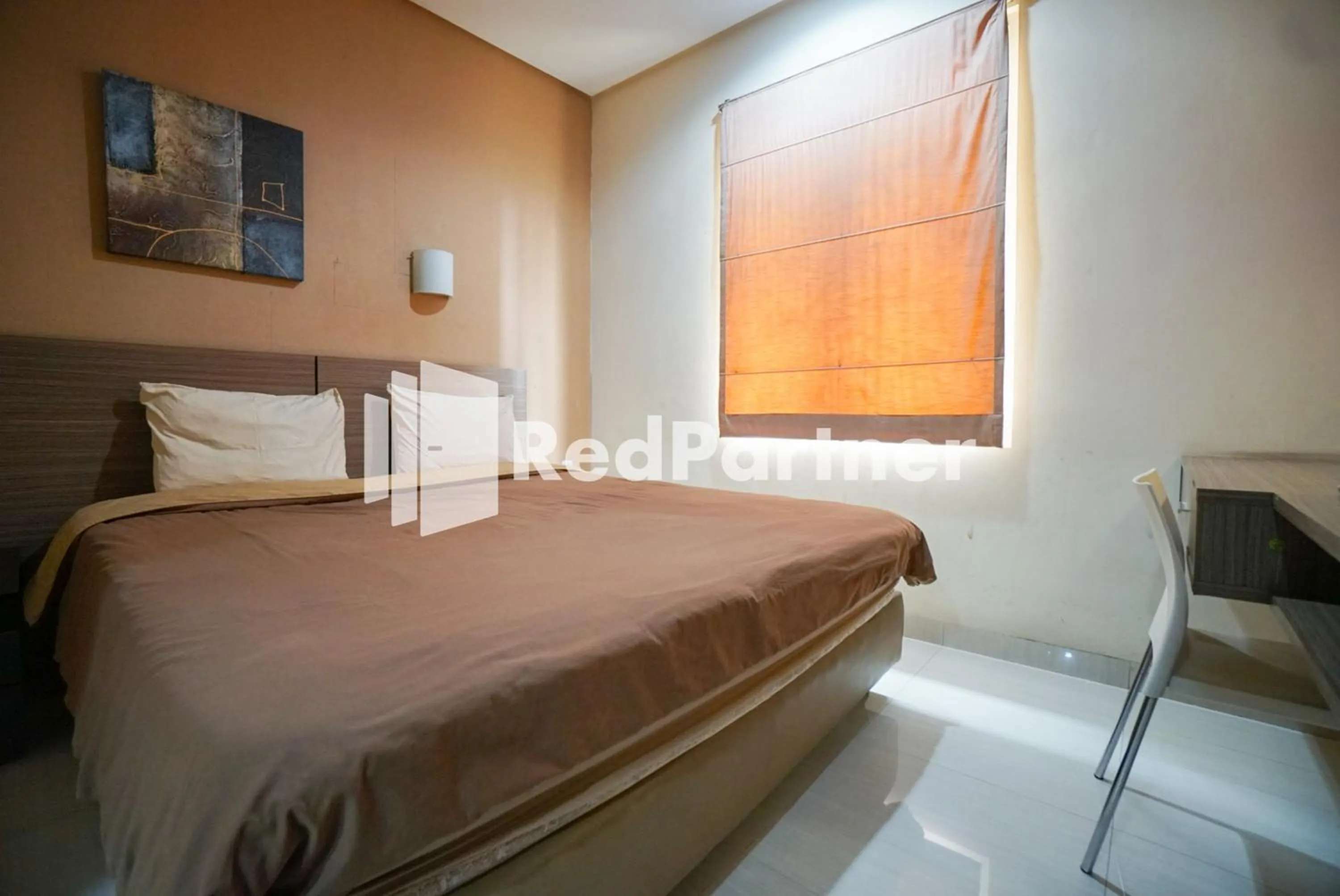 Bedroom, Bed in Tirta Mansion Lippo Karawaci Mitra RedDoorz