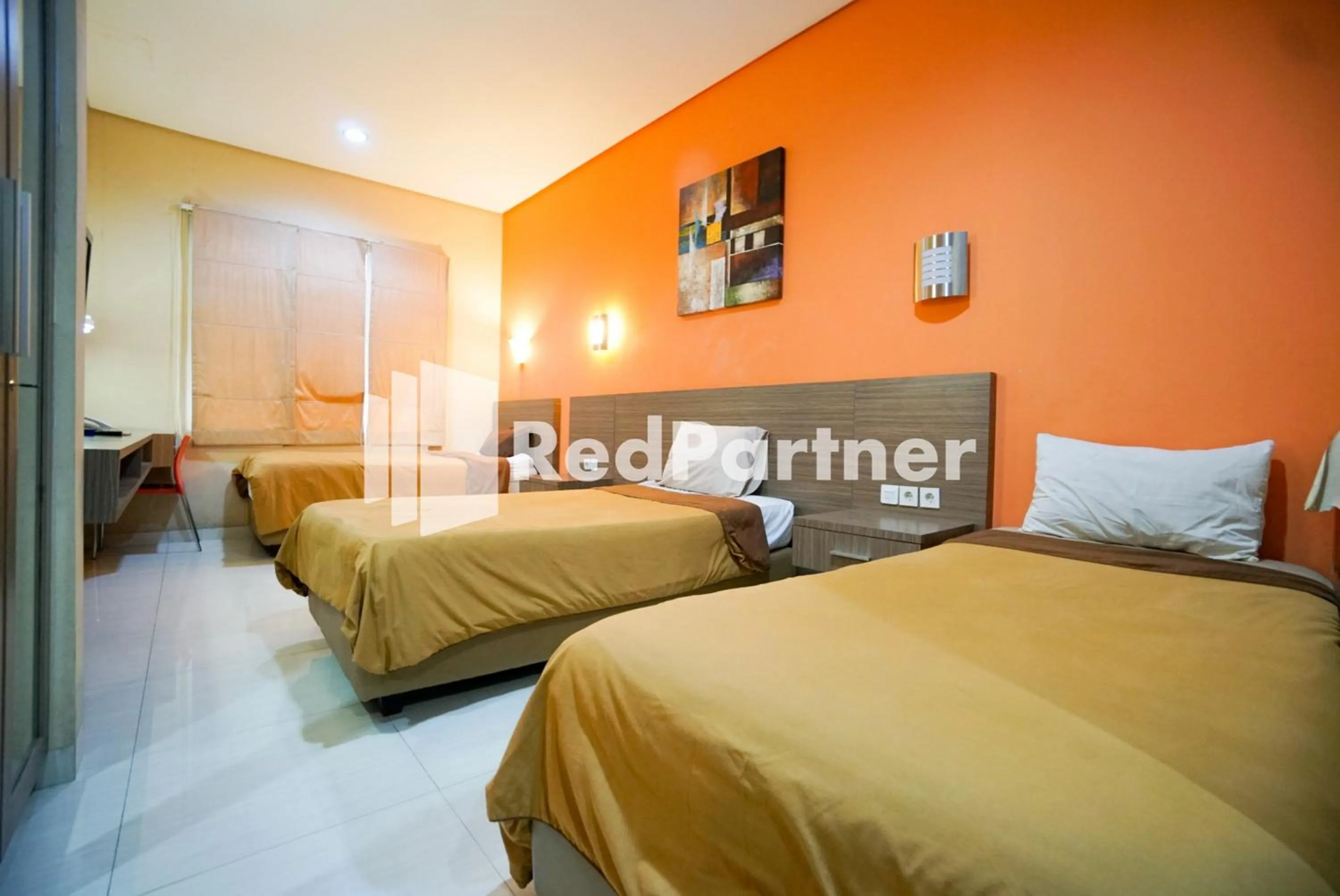 Bedroom, Bed in Tirta Mansion Lippo Karawaci Mitra RedDoorz