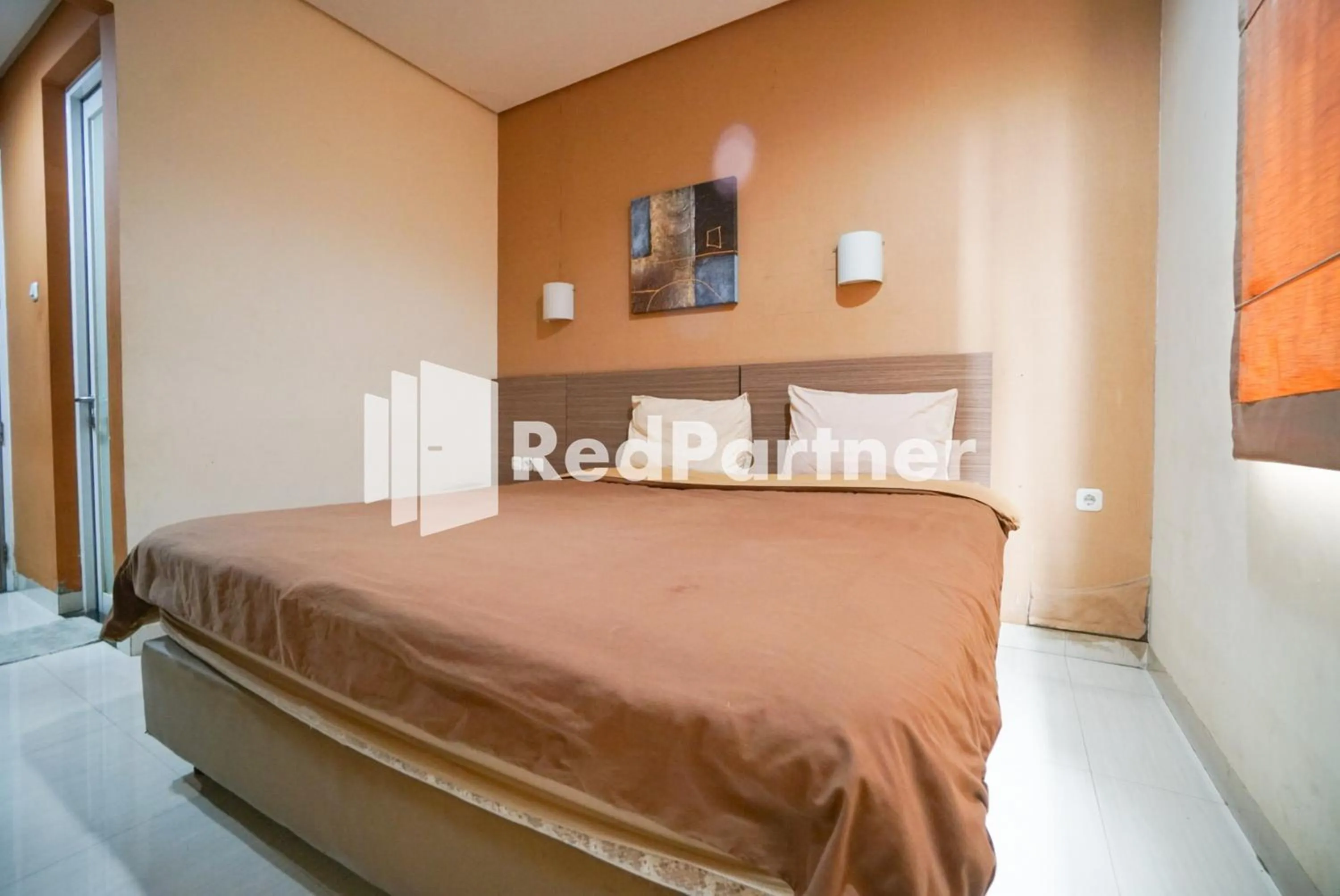 Bedroom, Bed in Tirta Mansion Lippo Karawaci Mitra RedDoorz