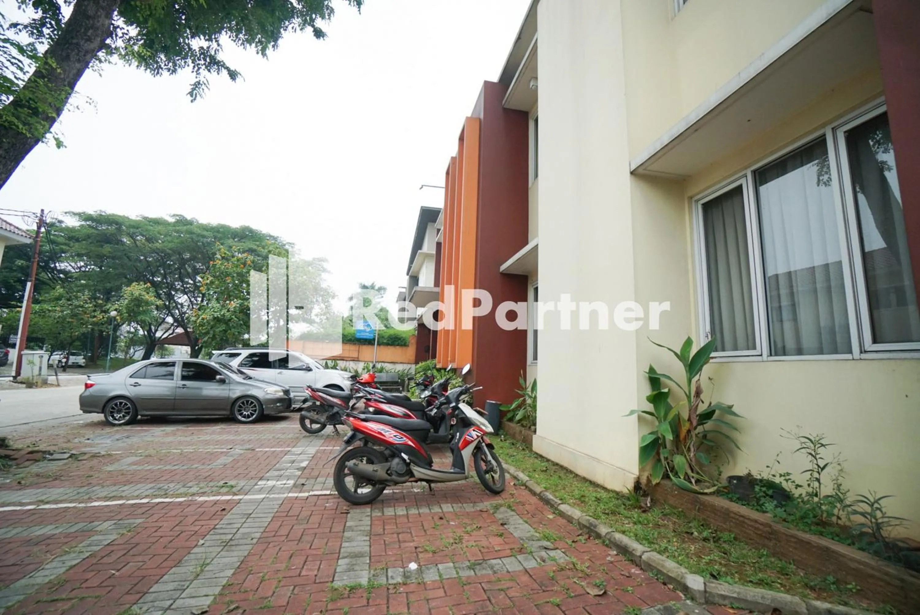 Parking in Tirta Mansion Lippo Karawaci Mitra RedDoorz