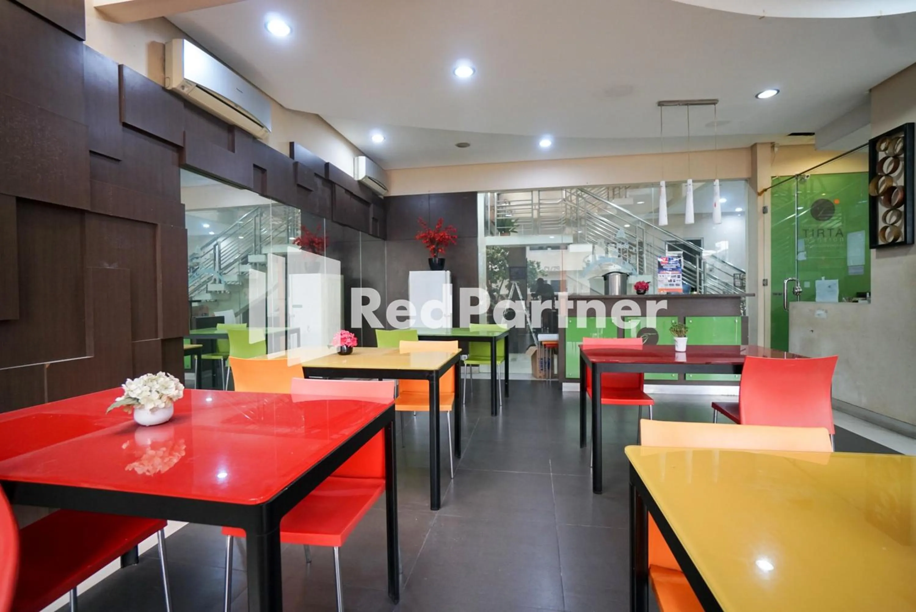 Dining area in Tirta Mansion Lippo Karawaci Mitra RedDoorz