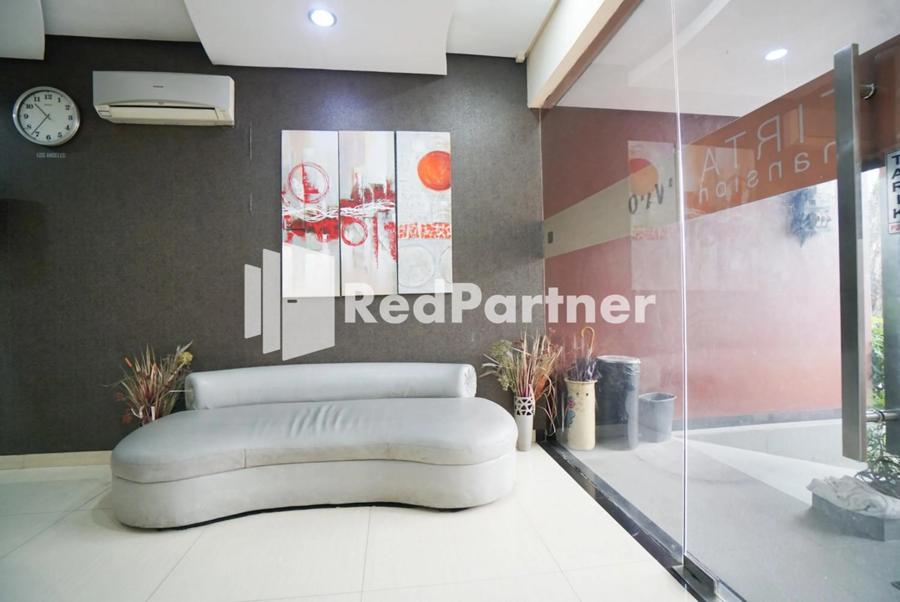 Lobby or reception, Bed in Tirta Mansion Lippo Karawaci Mitra RedDoorz