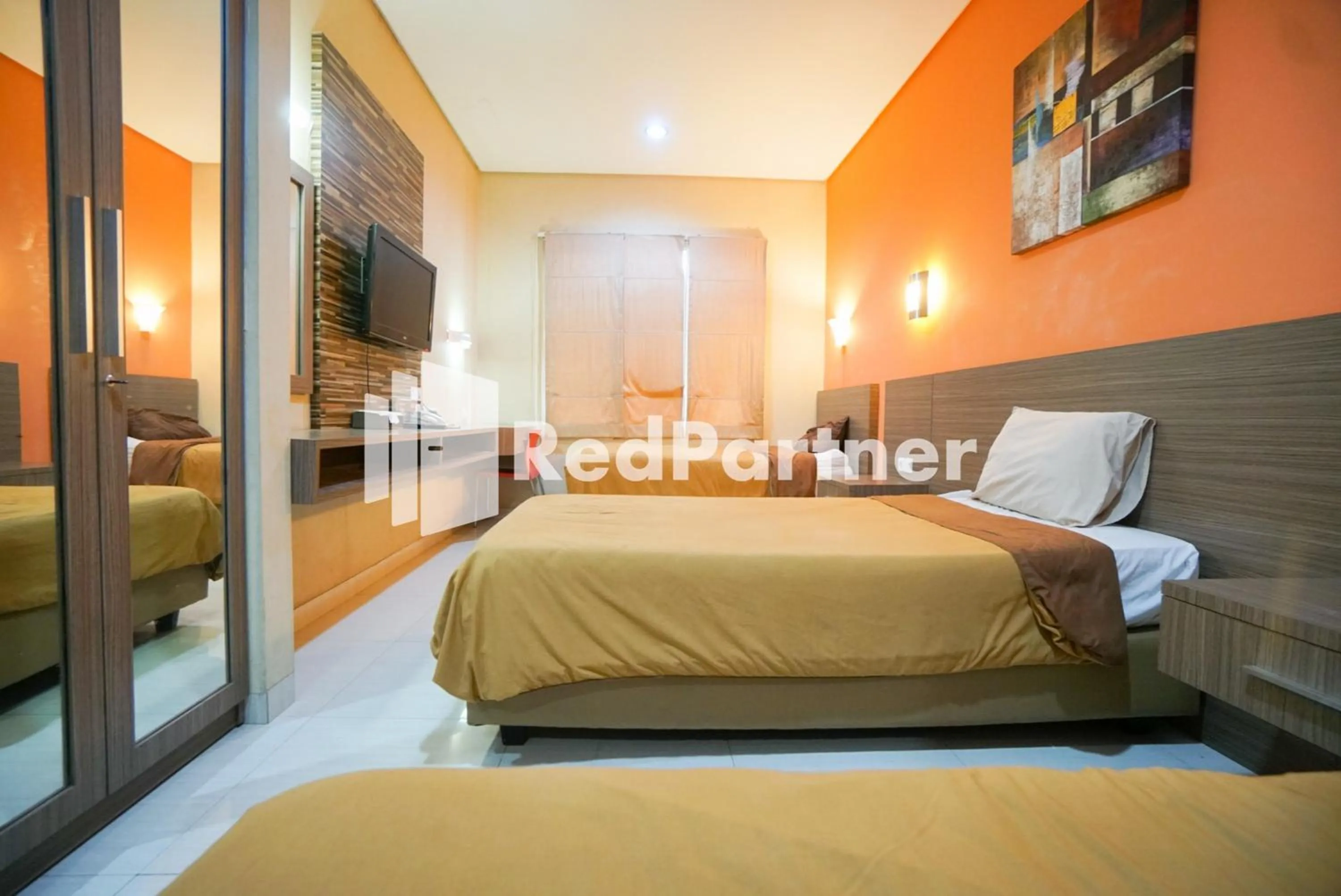 Bedroom, Bed in Tirta Mansion Lippo Karawaci Mitra RedDoorz