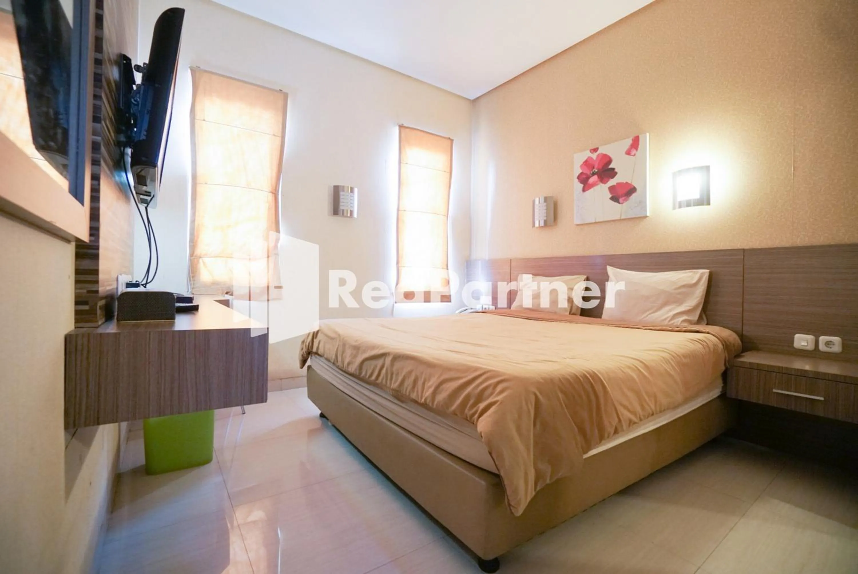 Bedroom, Bed in Tirta Mansion Lippo Karawaci Mitra RedDoorz