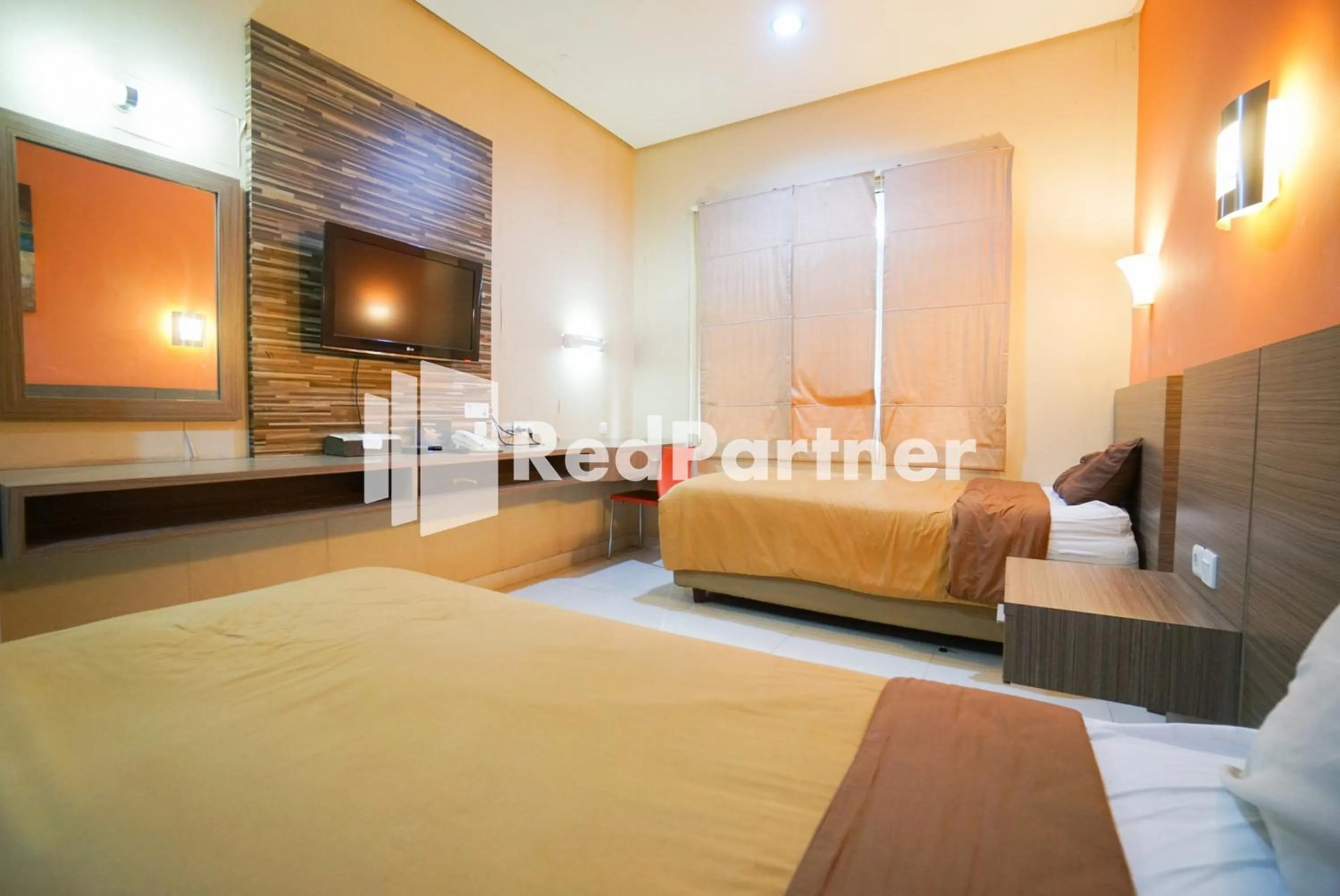 Bedroom, Bed in Tirta Mansion Lippo Karawaci Mitra RedDoorz