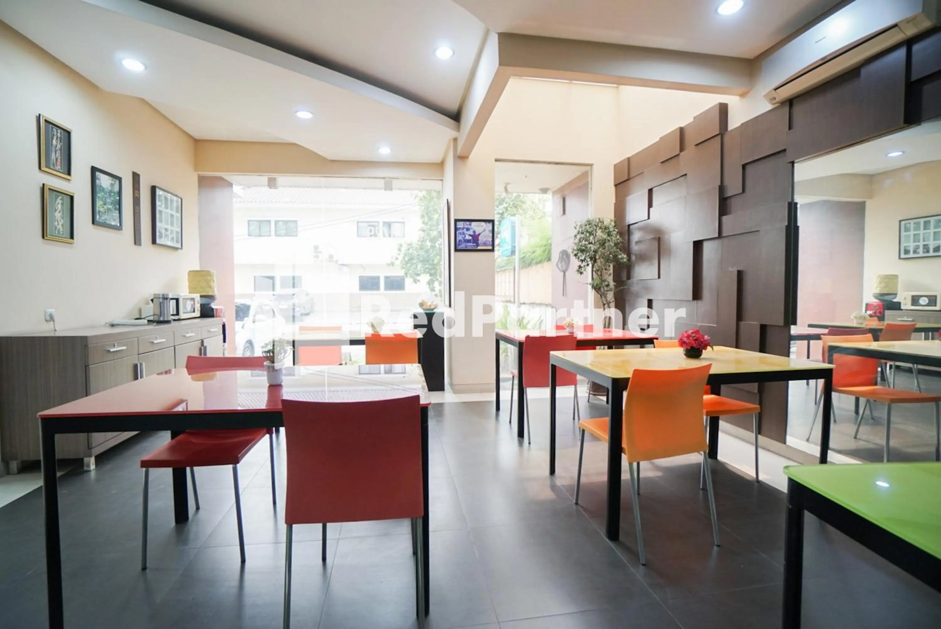 Dining area in Tirta Mansion Lippo Karawaci Mitra RedDoorz
