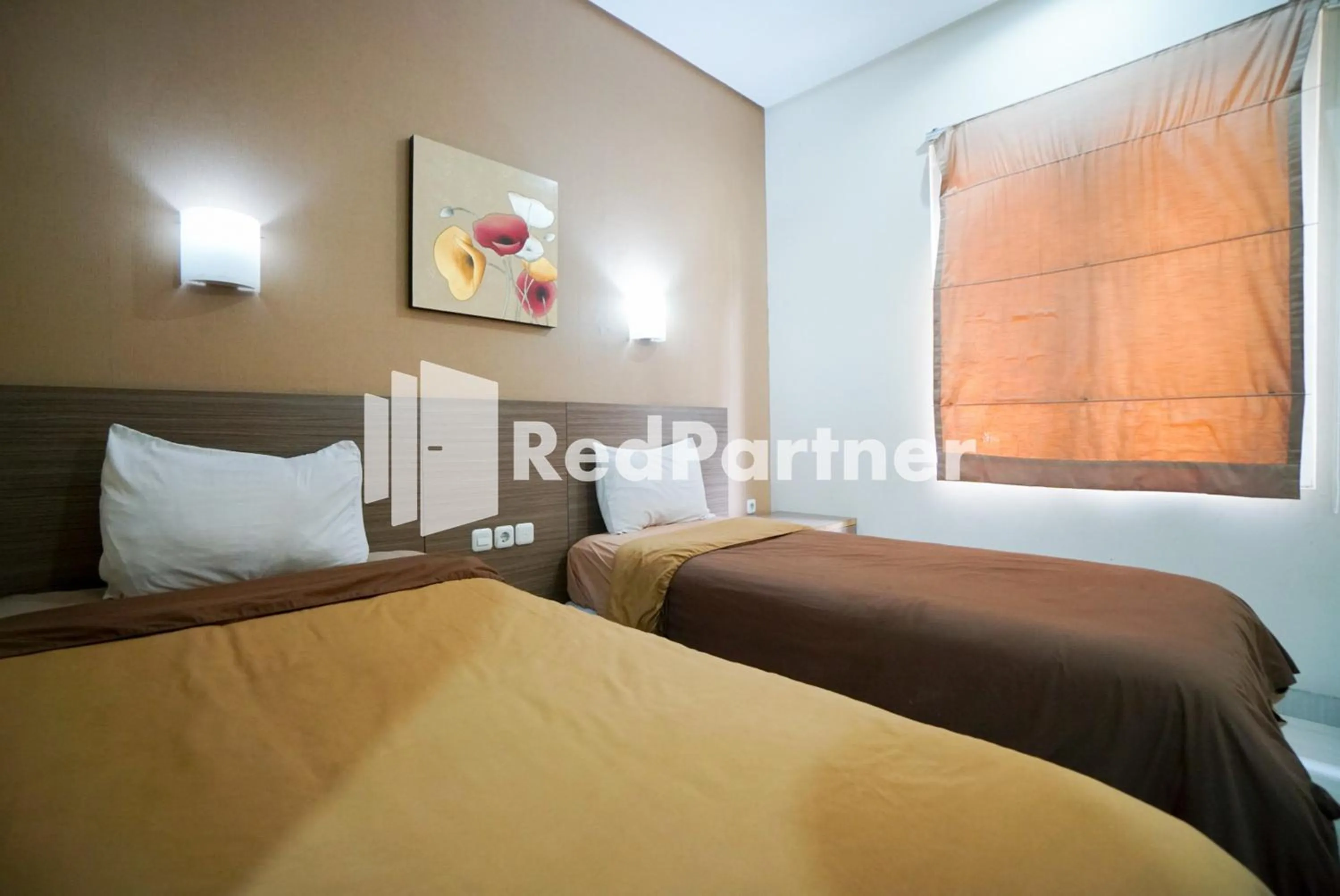 Bedroom, Bed in Tirta Mansion Lippo Karawaci Mitra RedDoorz