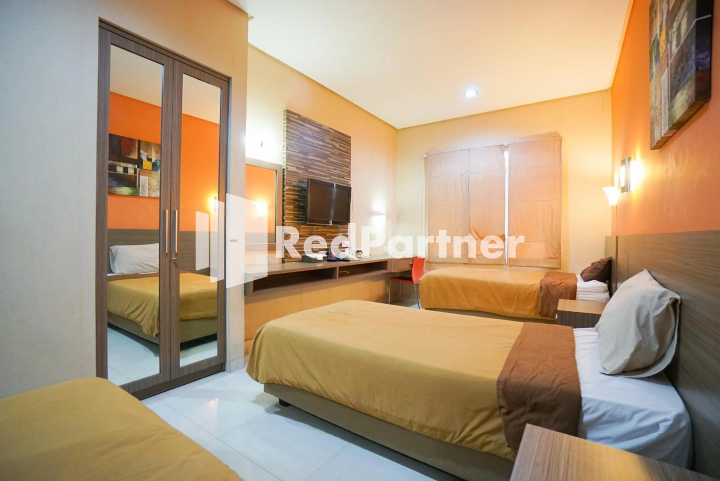 Bedroom, Bed in Tirta Mansion Lippo Karawaci Mitra RedDoorz