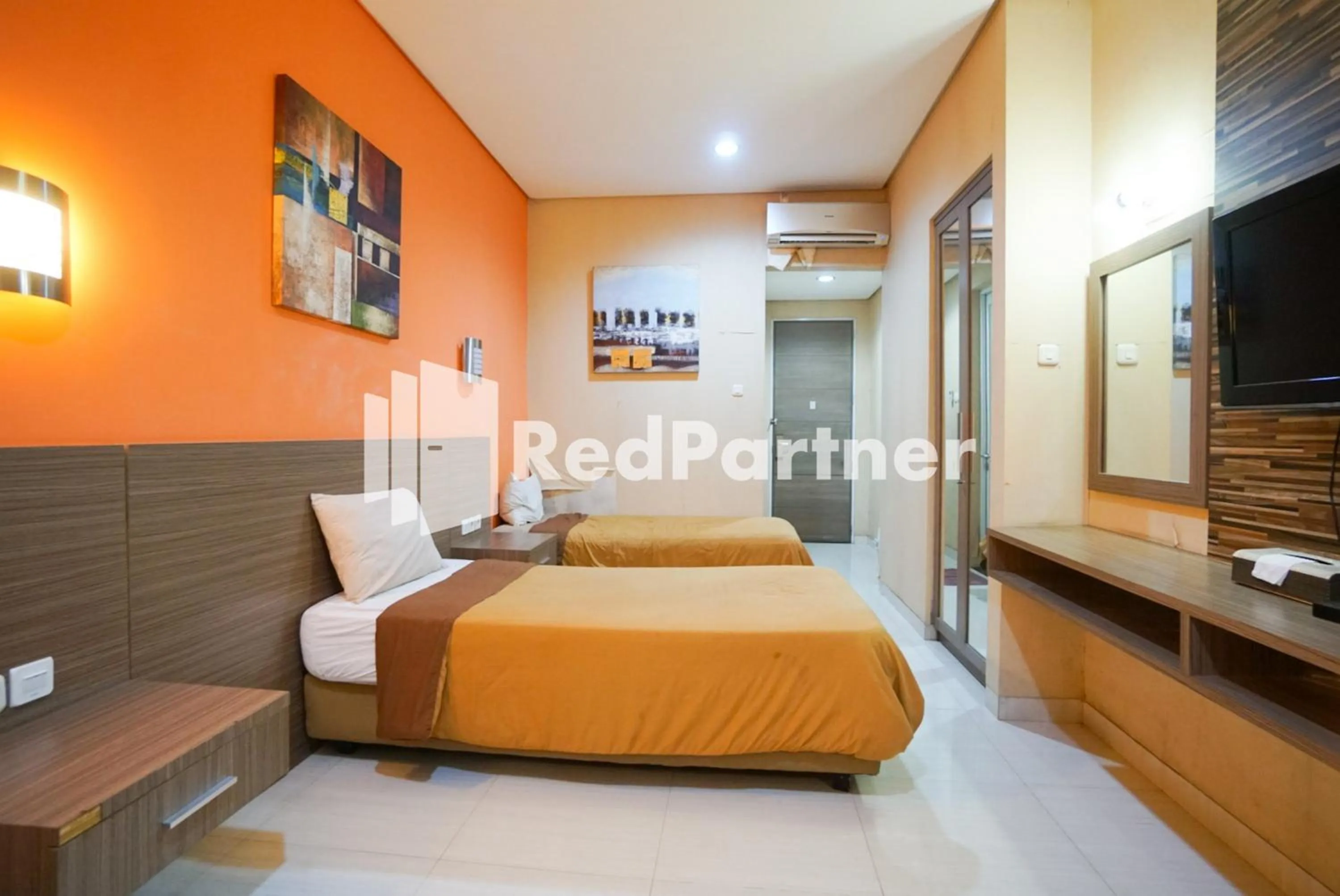 Bedroom, Bed in Tirta Mansion Lippo Karawaci Mitra RedDoorz