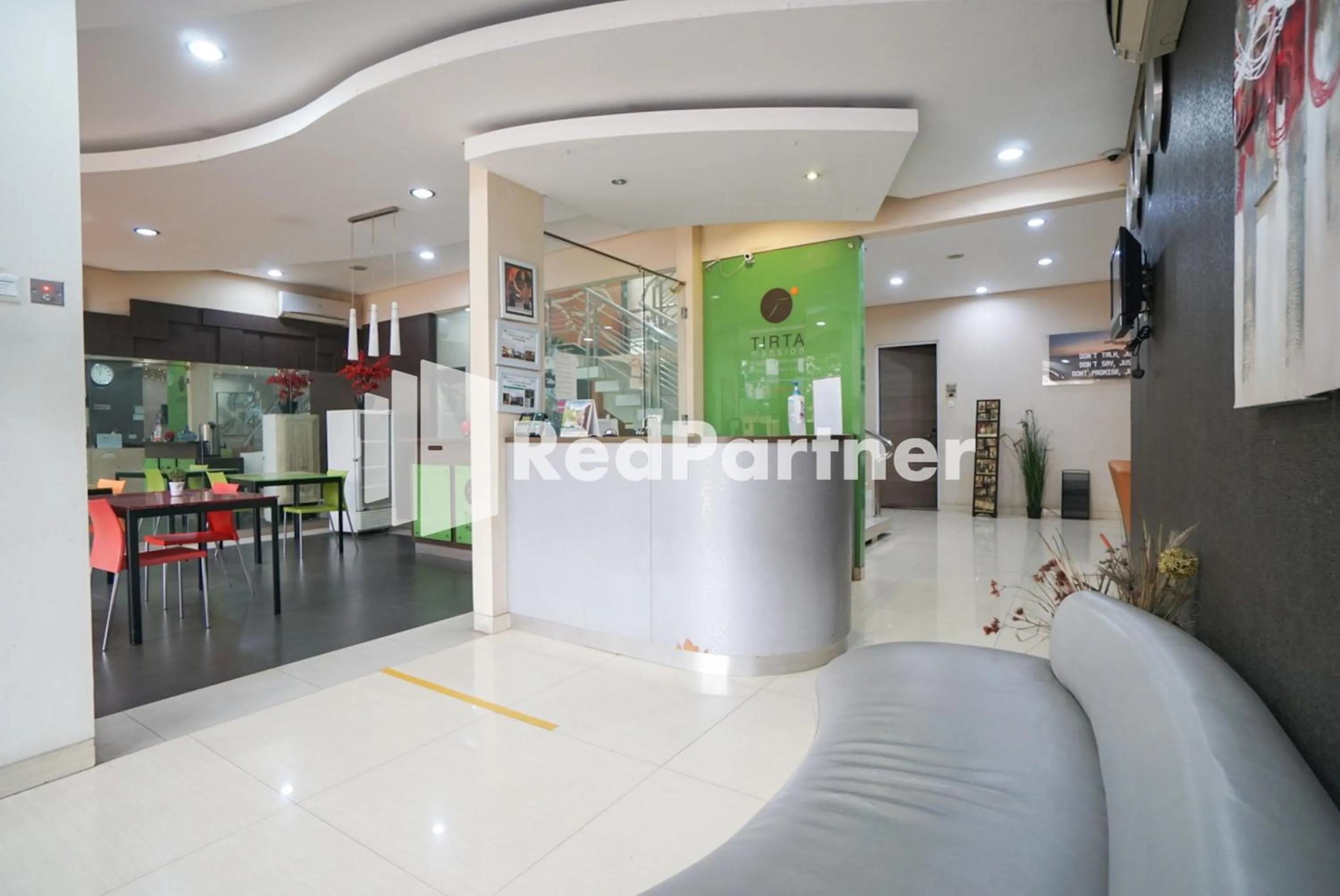 Lobby or reception in Tirta Mansion Lippo Karawaci Mitra RedDoorz
