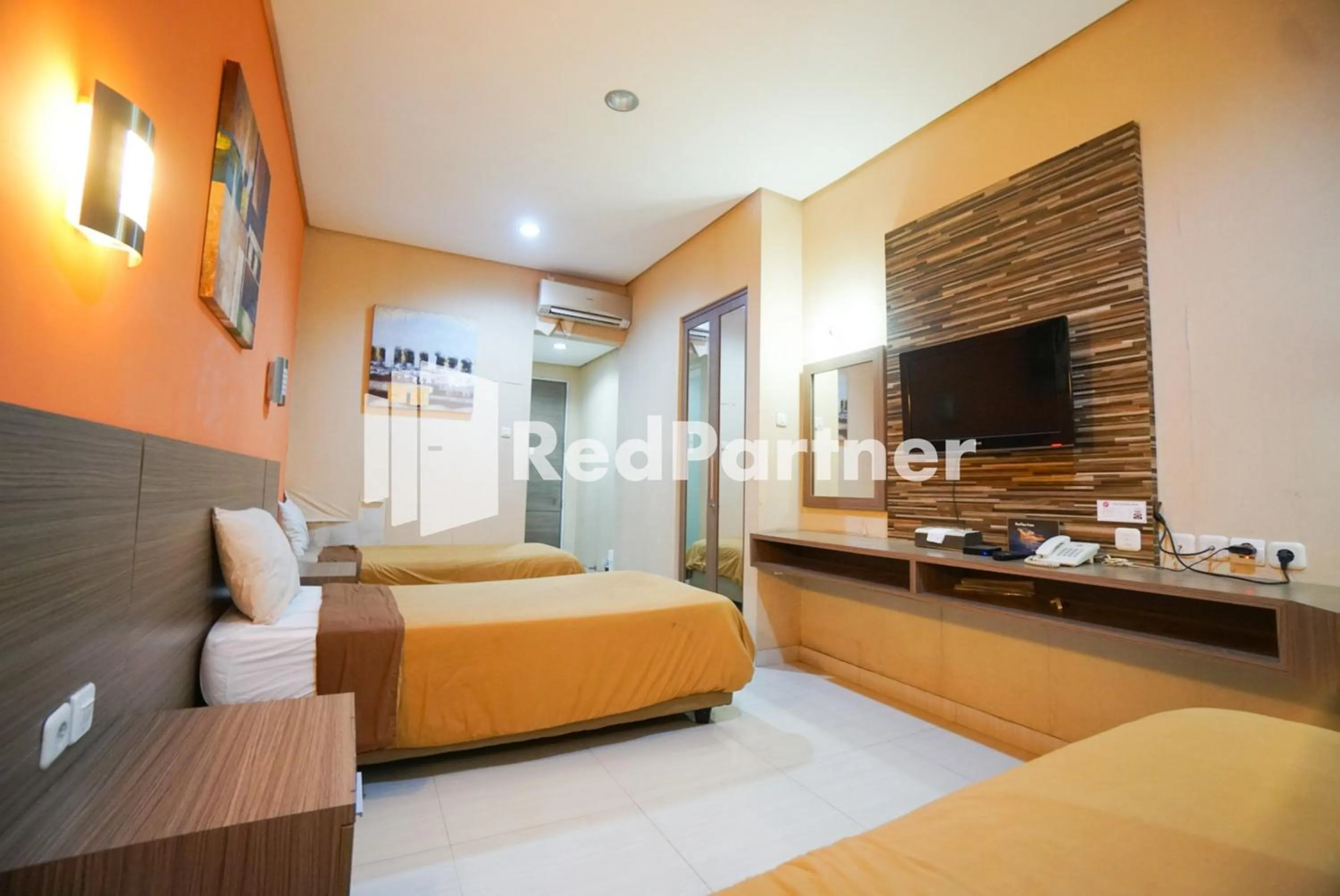 Bedroom, Bed in Tirta Mansion Lippo Karawaci Mitra RedDoorz