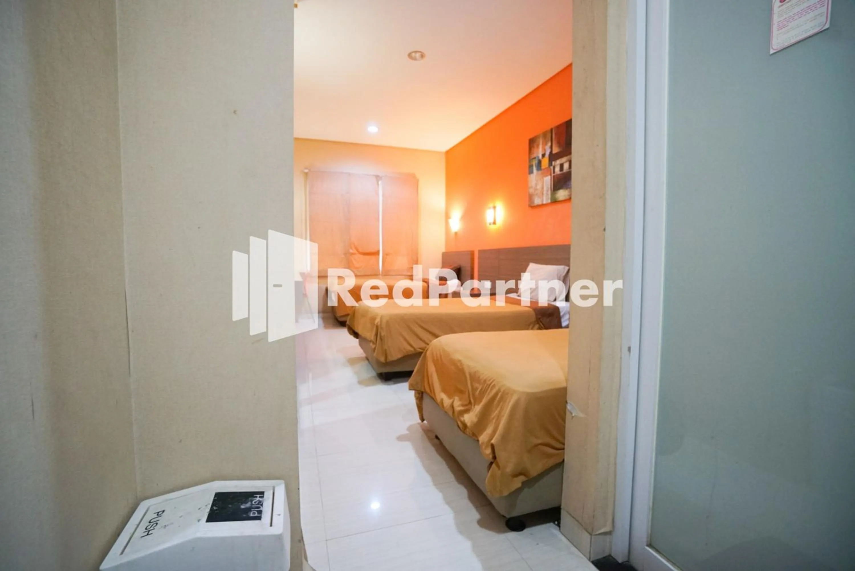 Bedroom, Bed in Tirta Mansion Lippo Karawaci Mitra RedDoorz