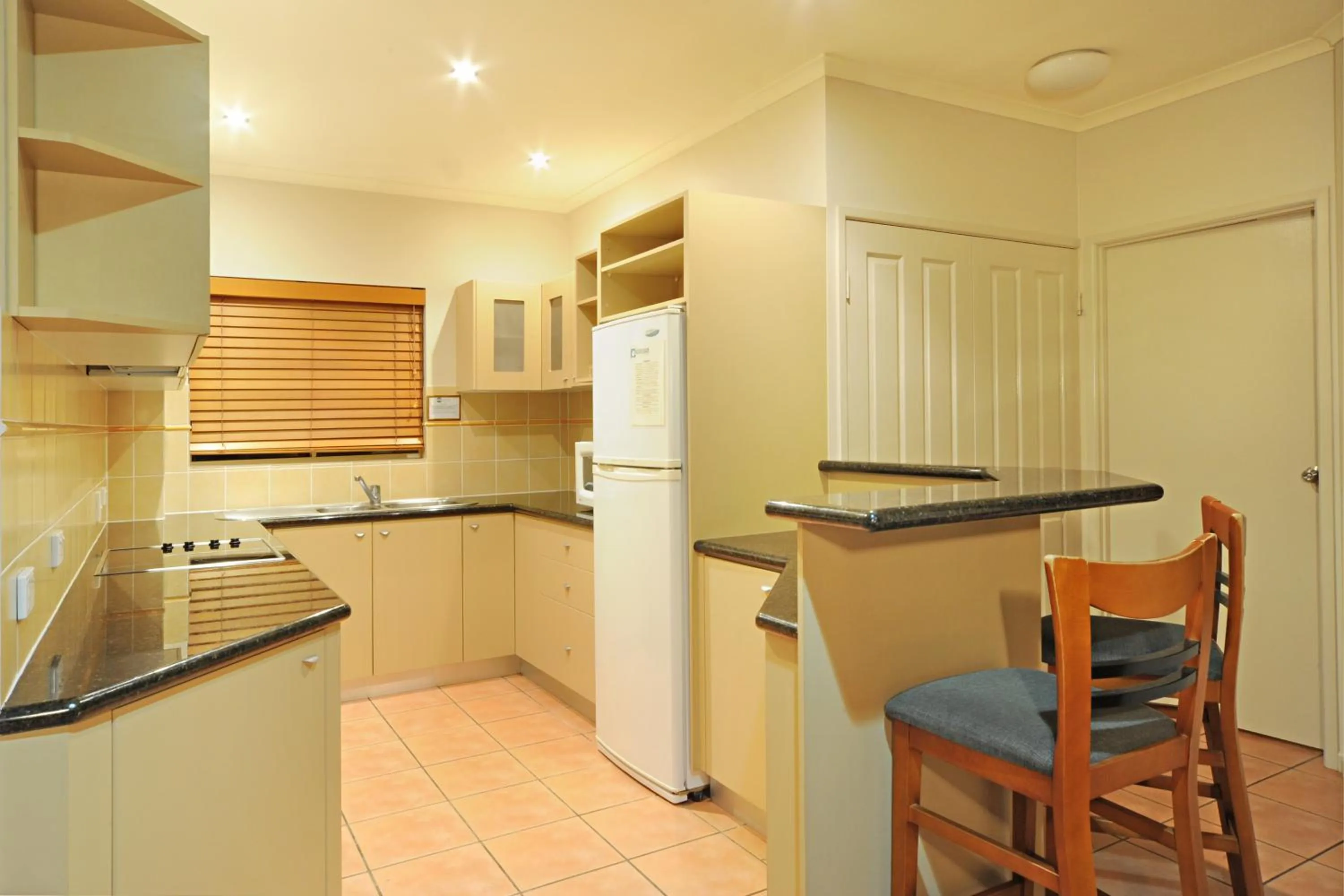 Kitchen or kitchenette in at Boathaven Bay Holiday Apartments