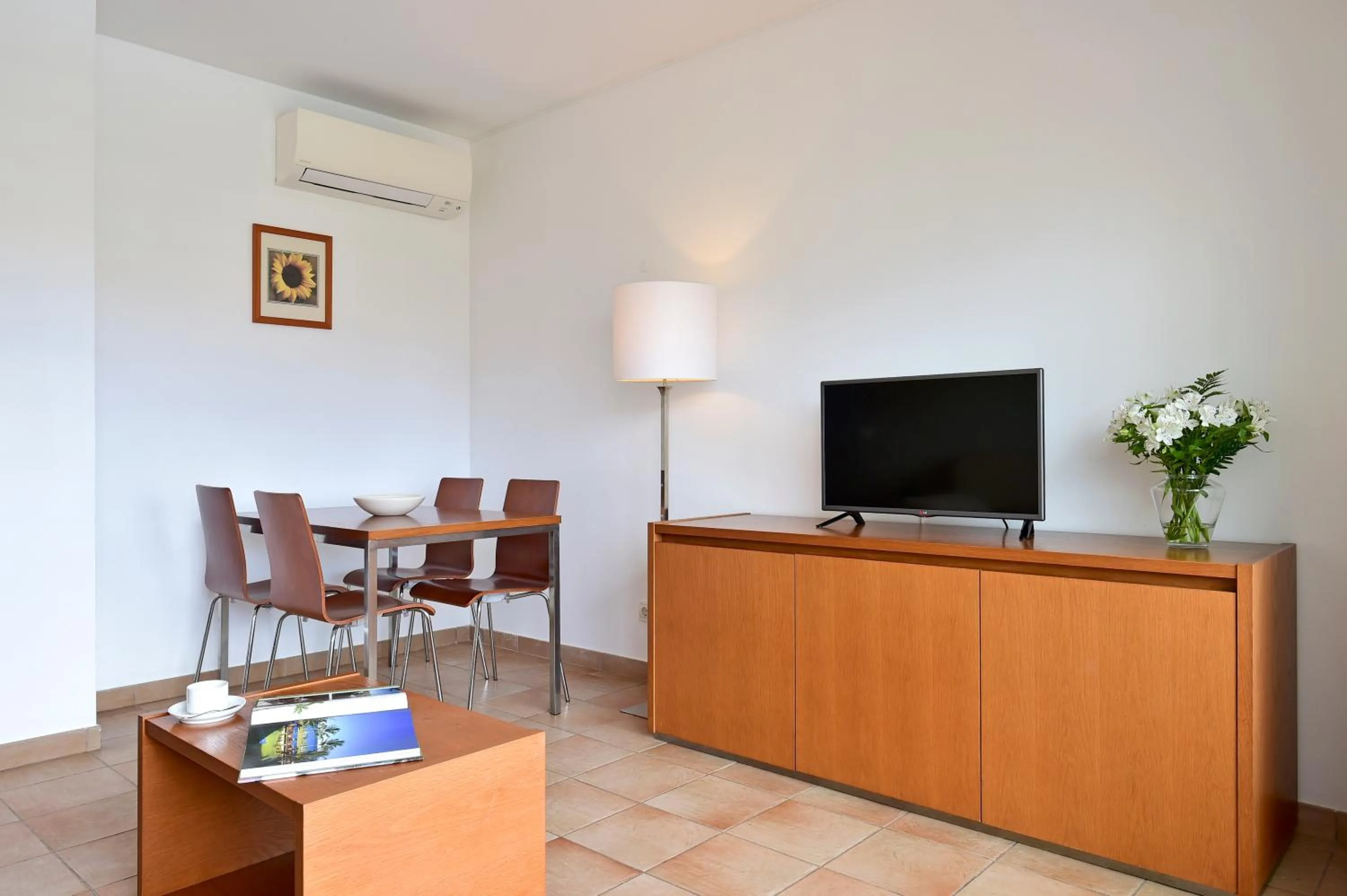 Communal lounge/ TV room in Aqualuz Lagos by The Editory