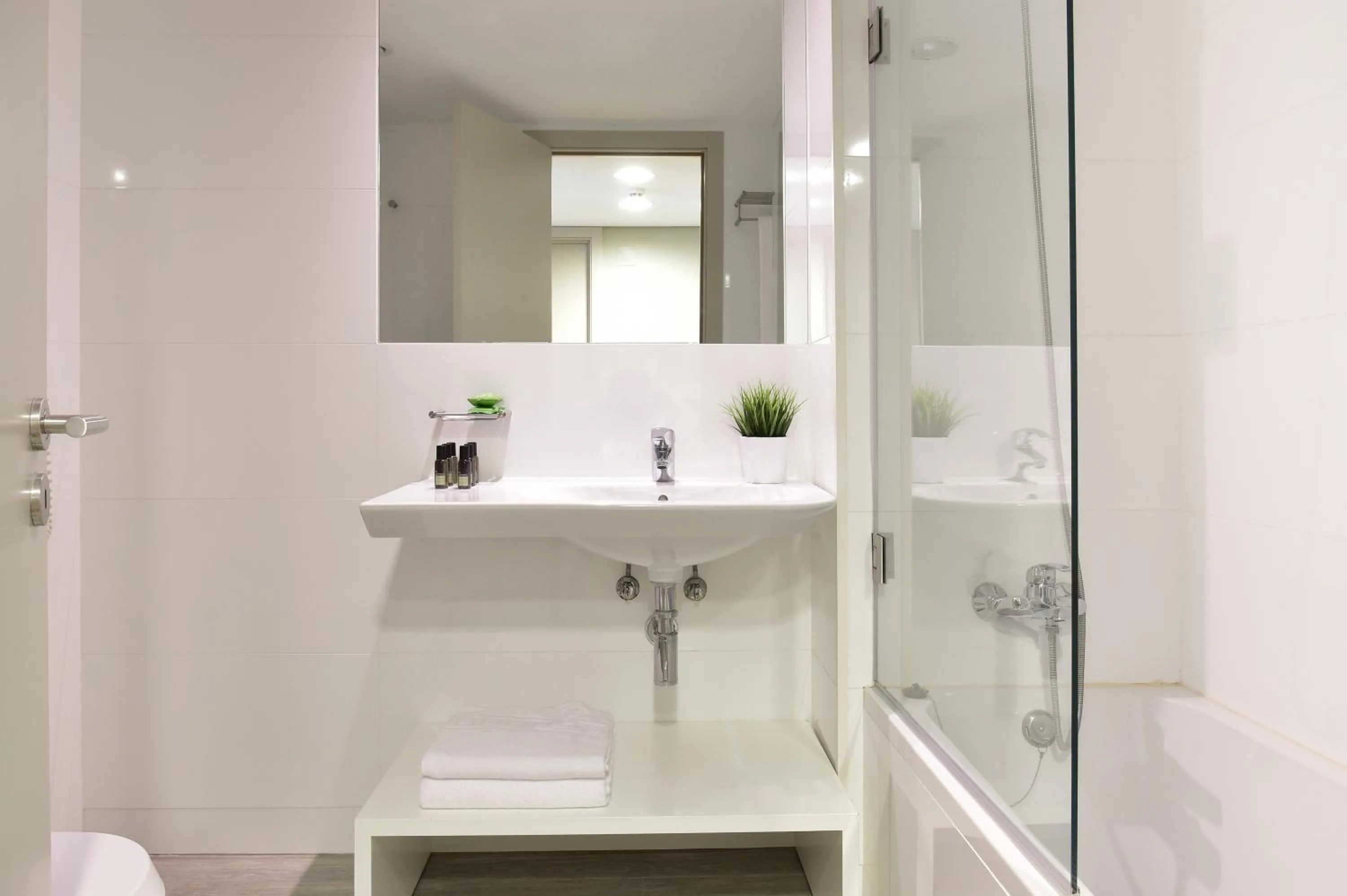 Shower in Aqualuz Lagos by The Editory