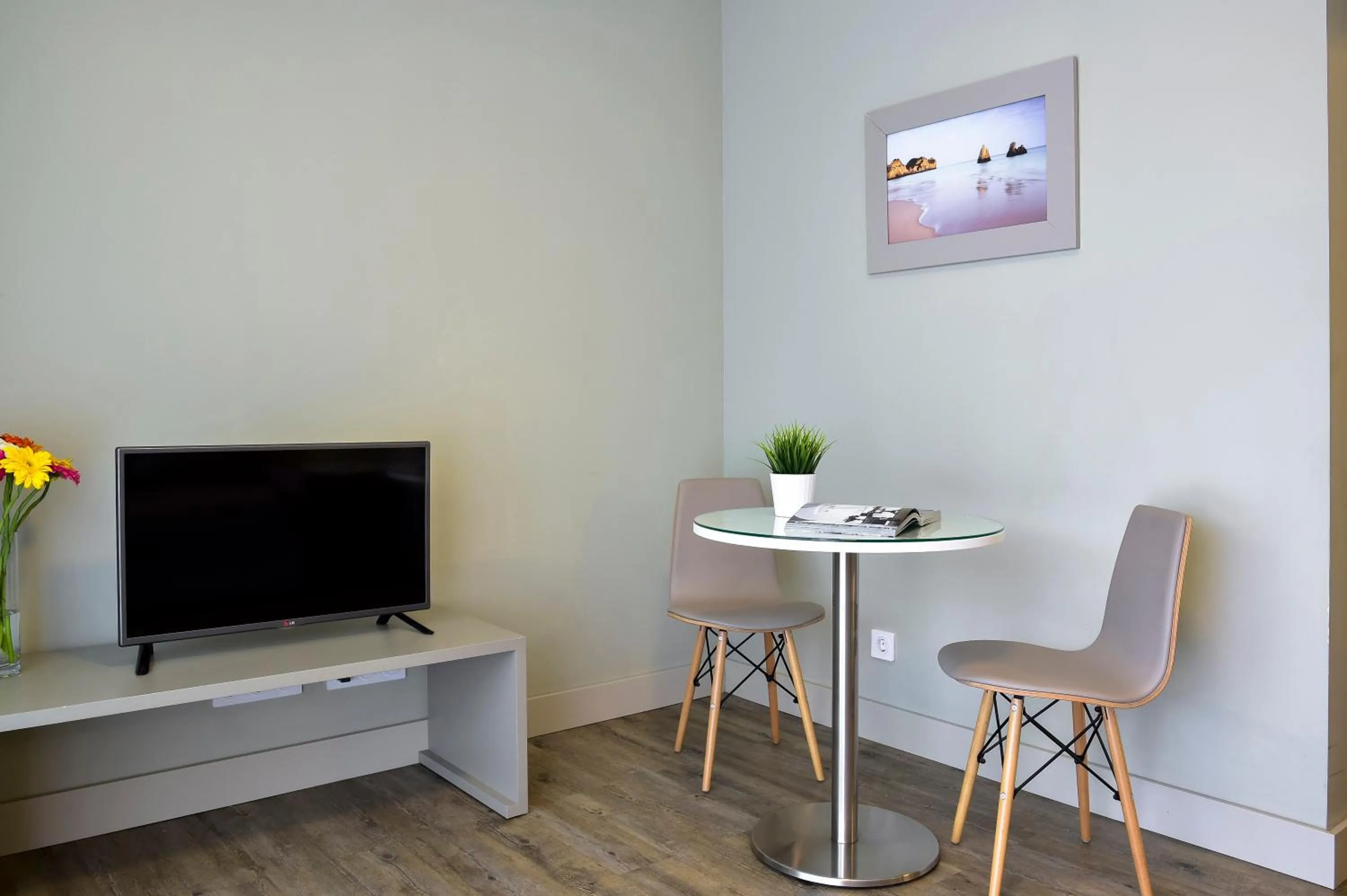 TV and multimedia in Aqualuz Lagos by The Editory