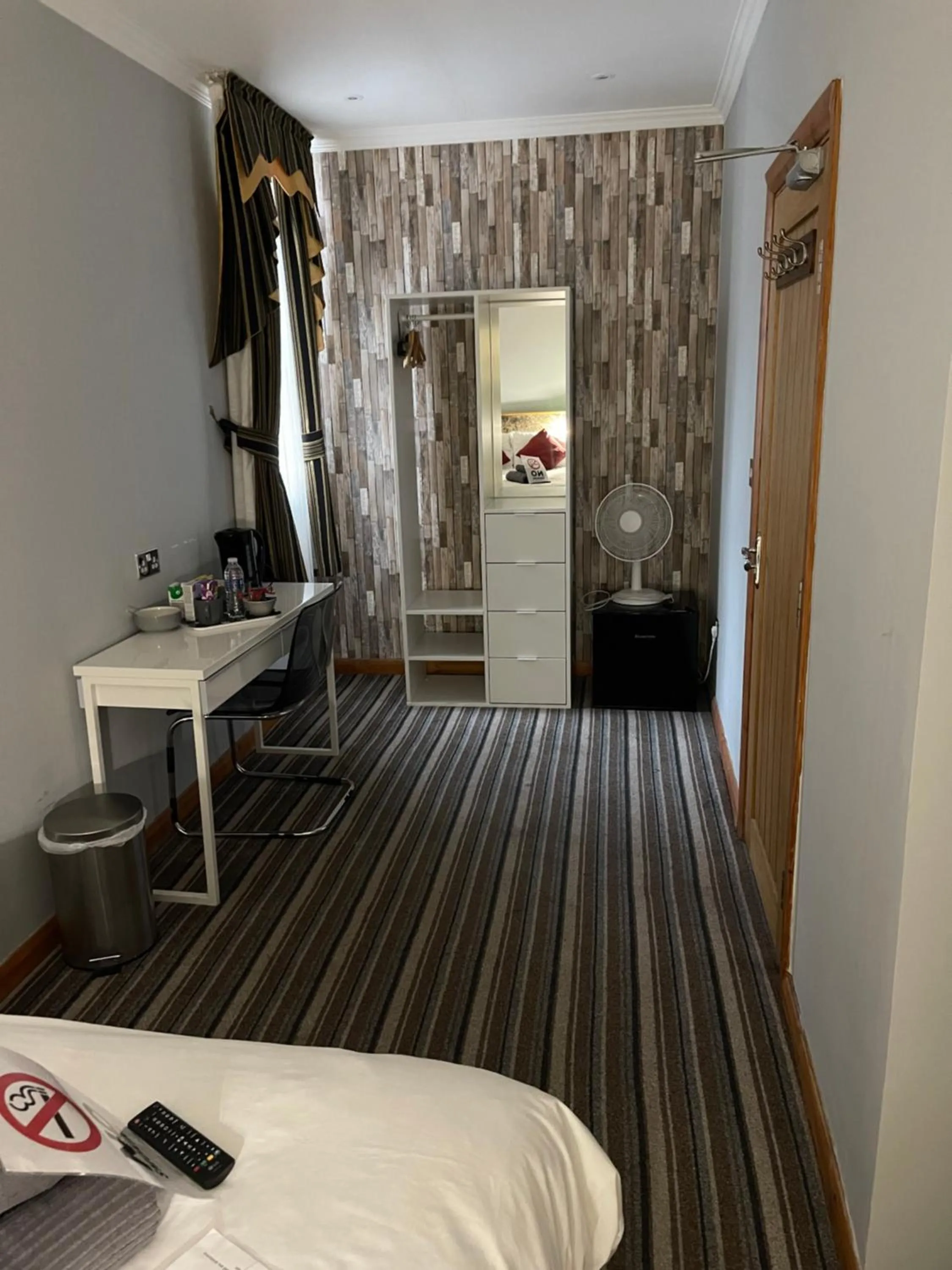 hair dresser, Bed in The Six Bells Hotel