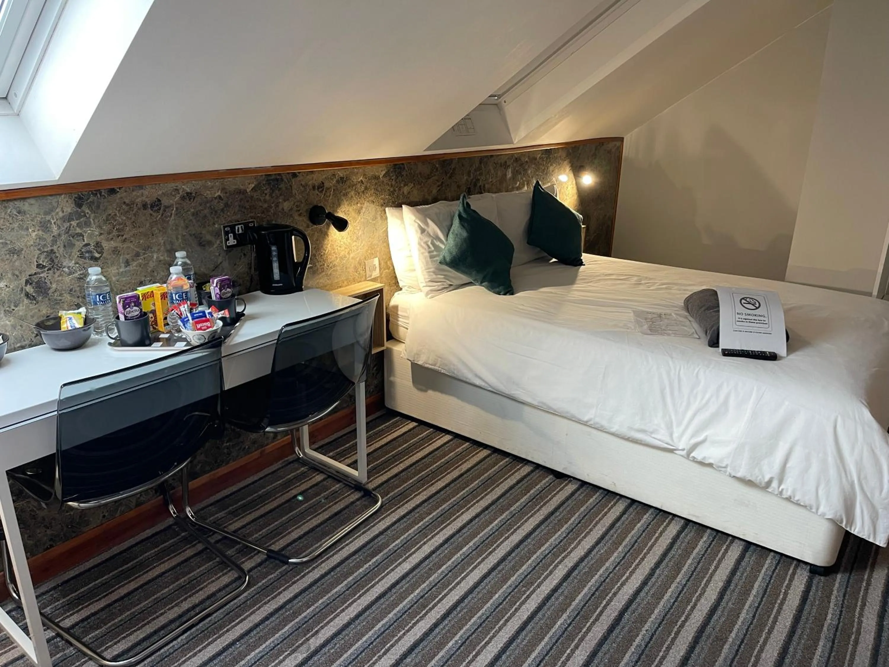 hair dresser, Bed in The Six Bells Hotel