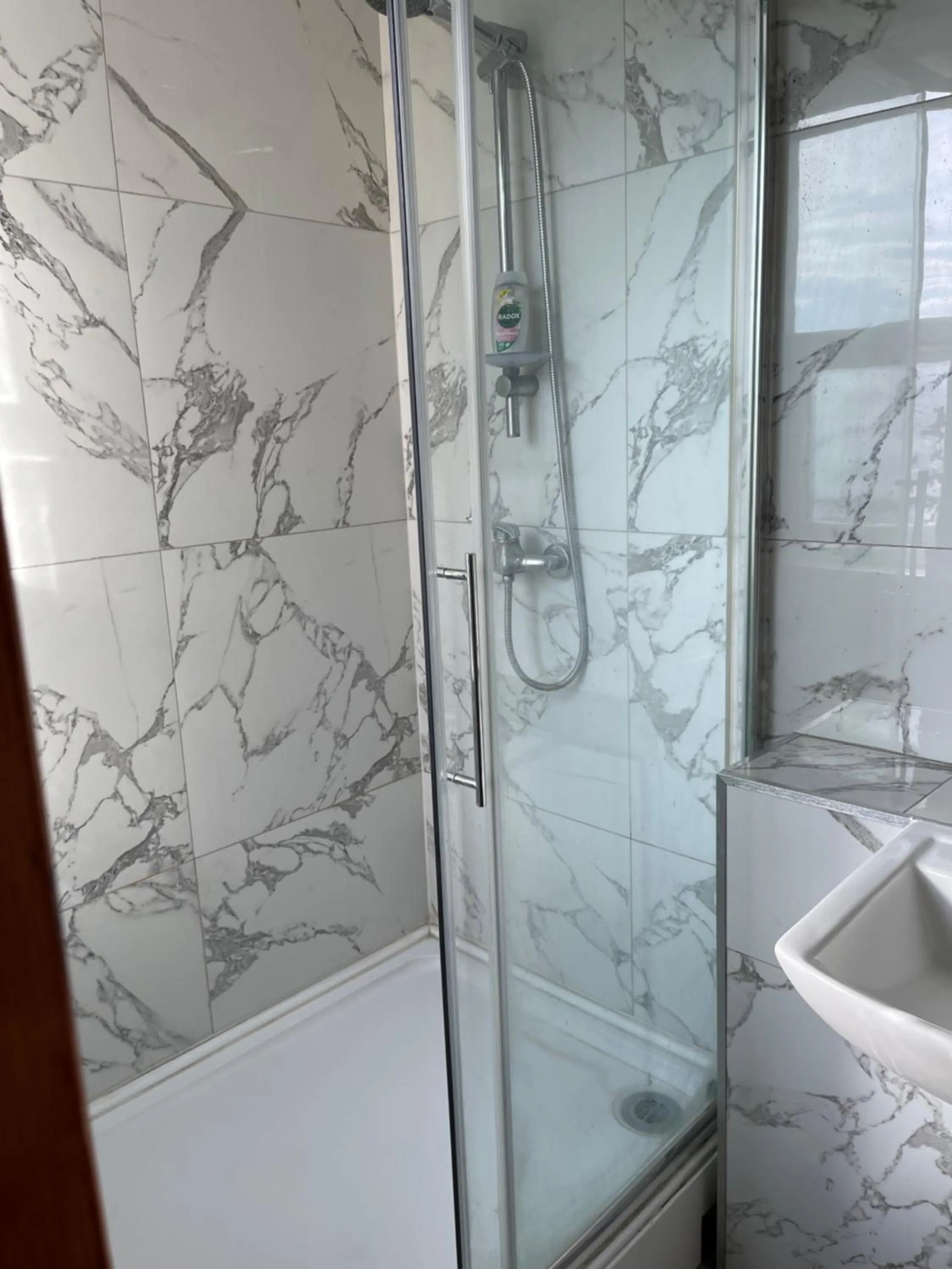 Shower in The Six Bells Hotel