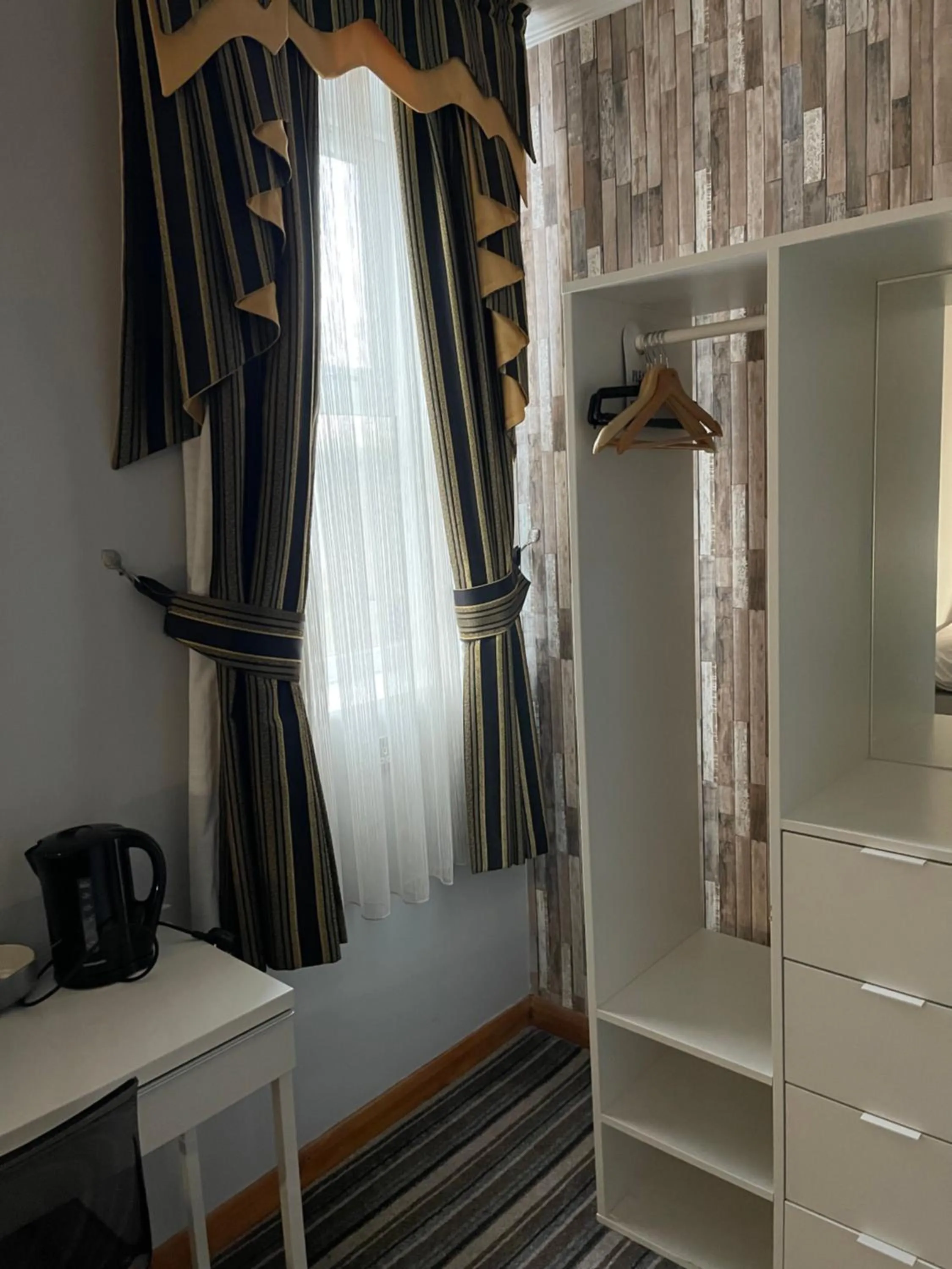 Bedroom in The Six Bells Hotel