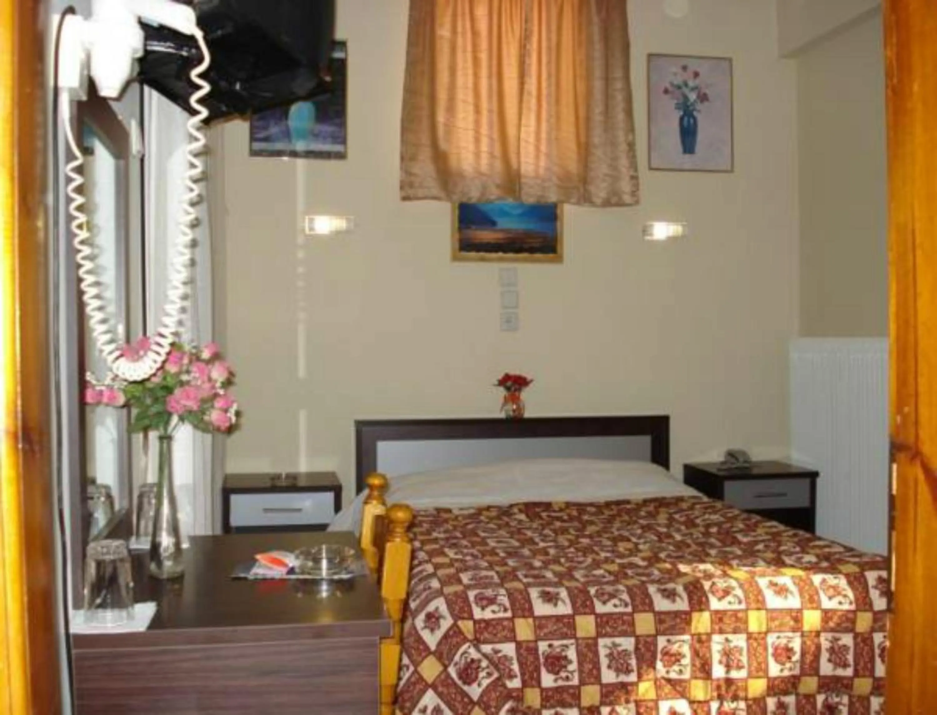 Bed in Hotel Hellinis