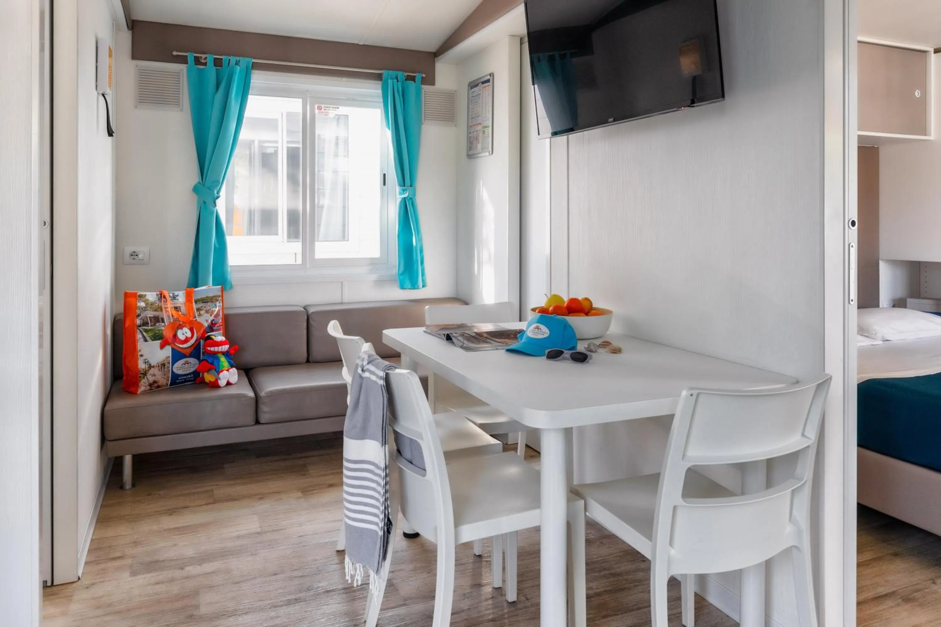 TV and multimedia, Bed in Villaggio Turistico Internazionale