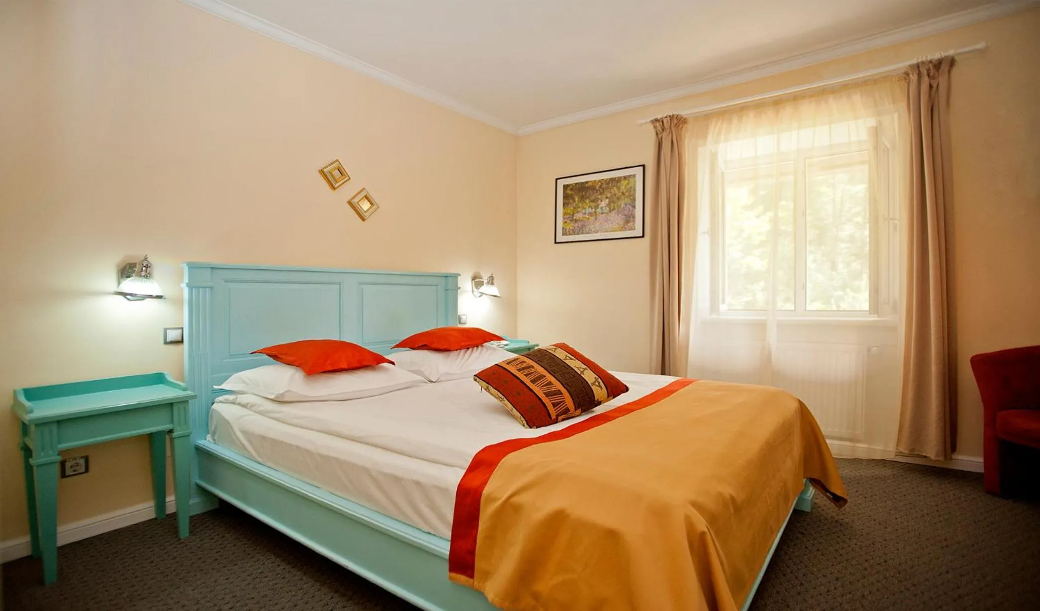 Shower, Bed in Hotel Bastion