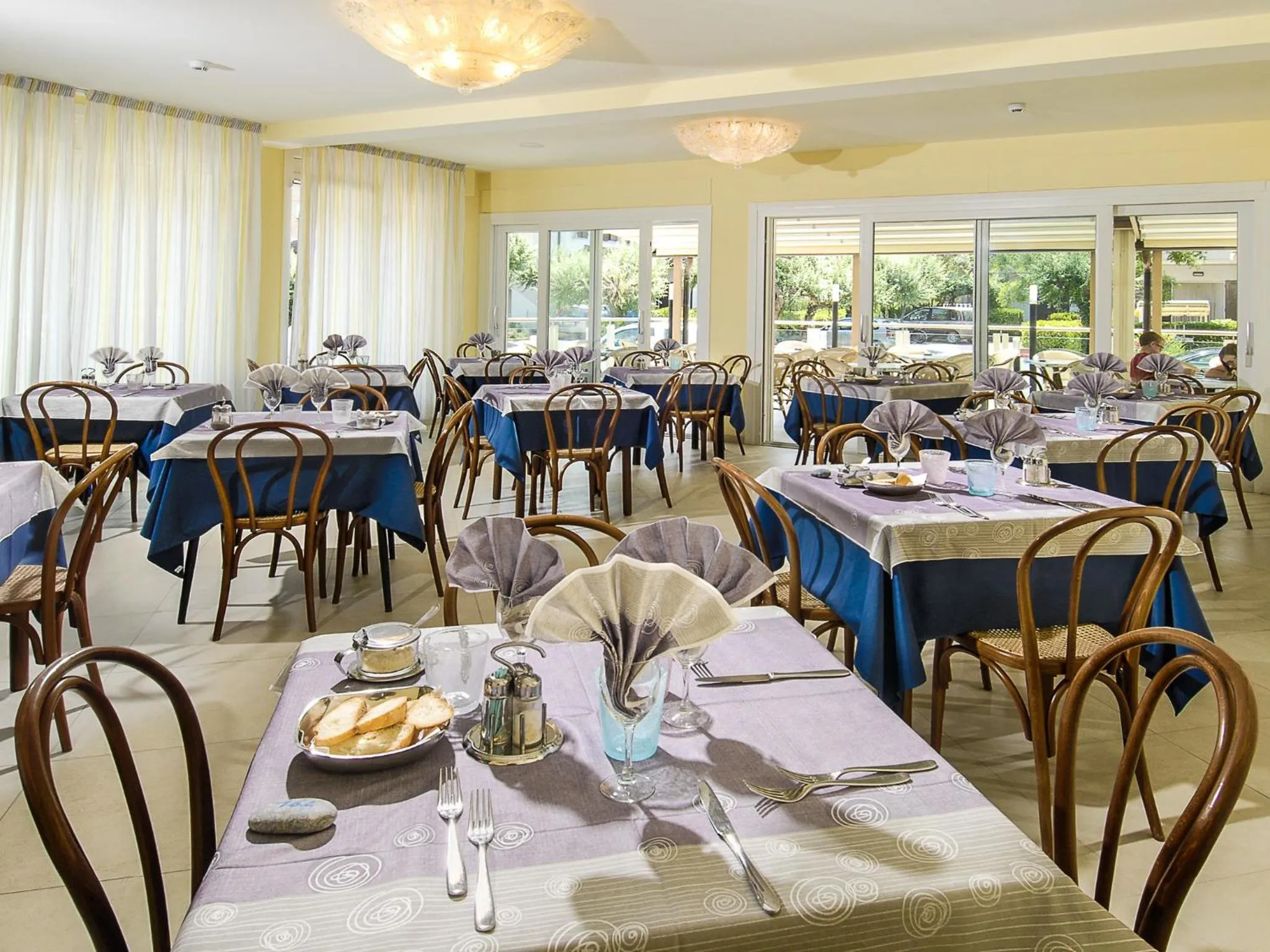 Restaurant/places to eat in Hotel Bahamas