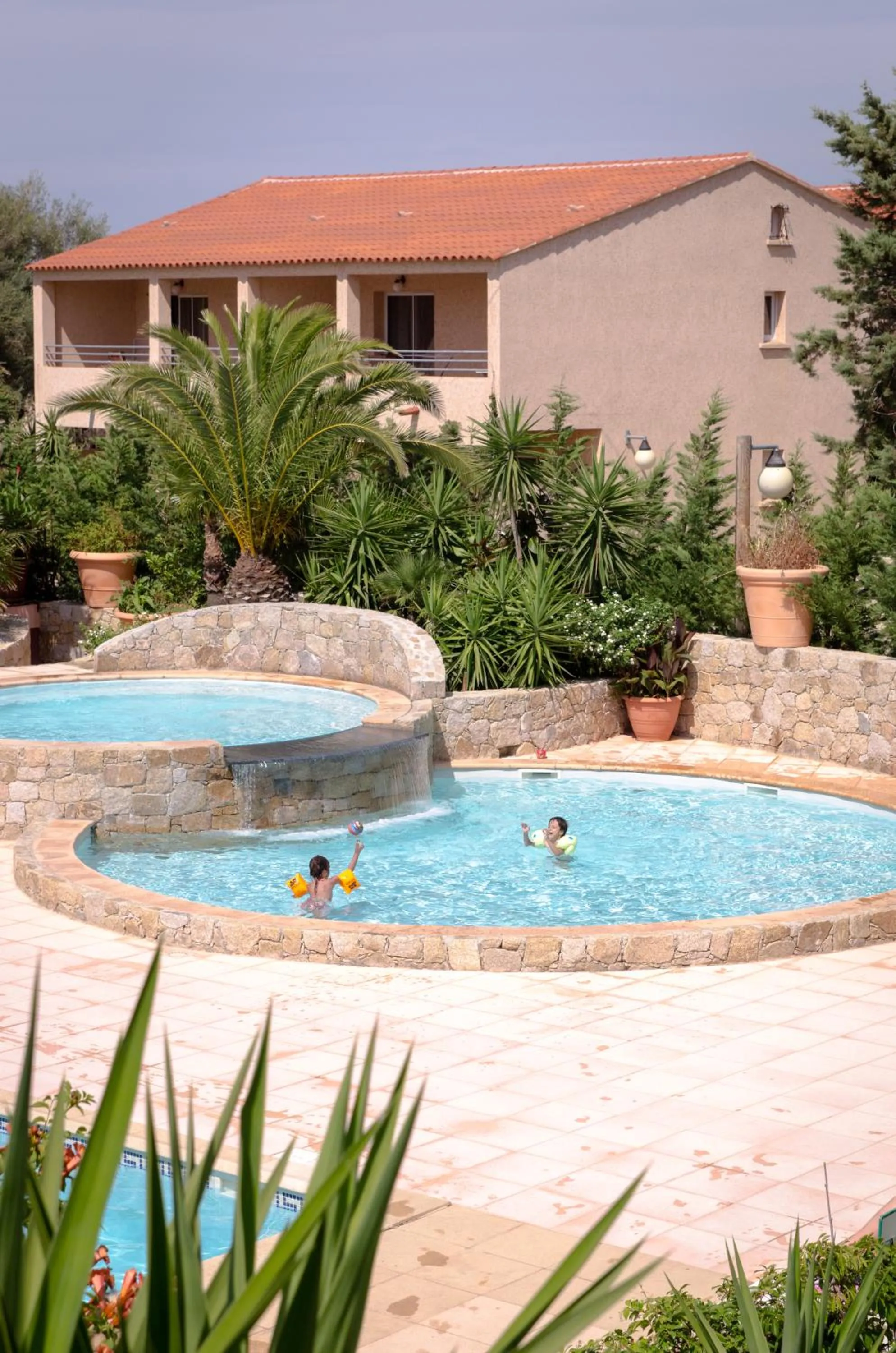 Hot Tub in Hôtel et Résidence Benista