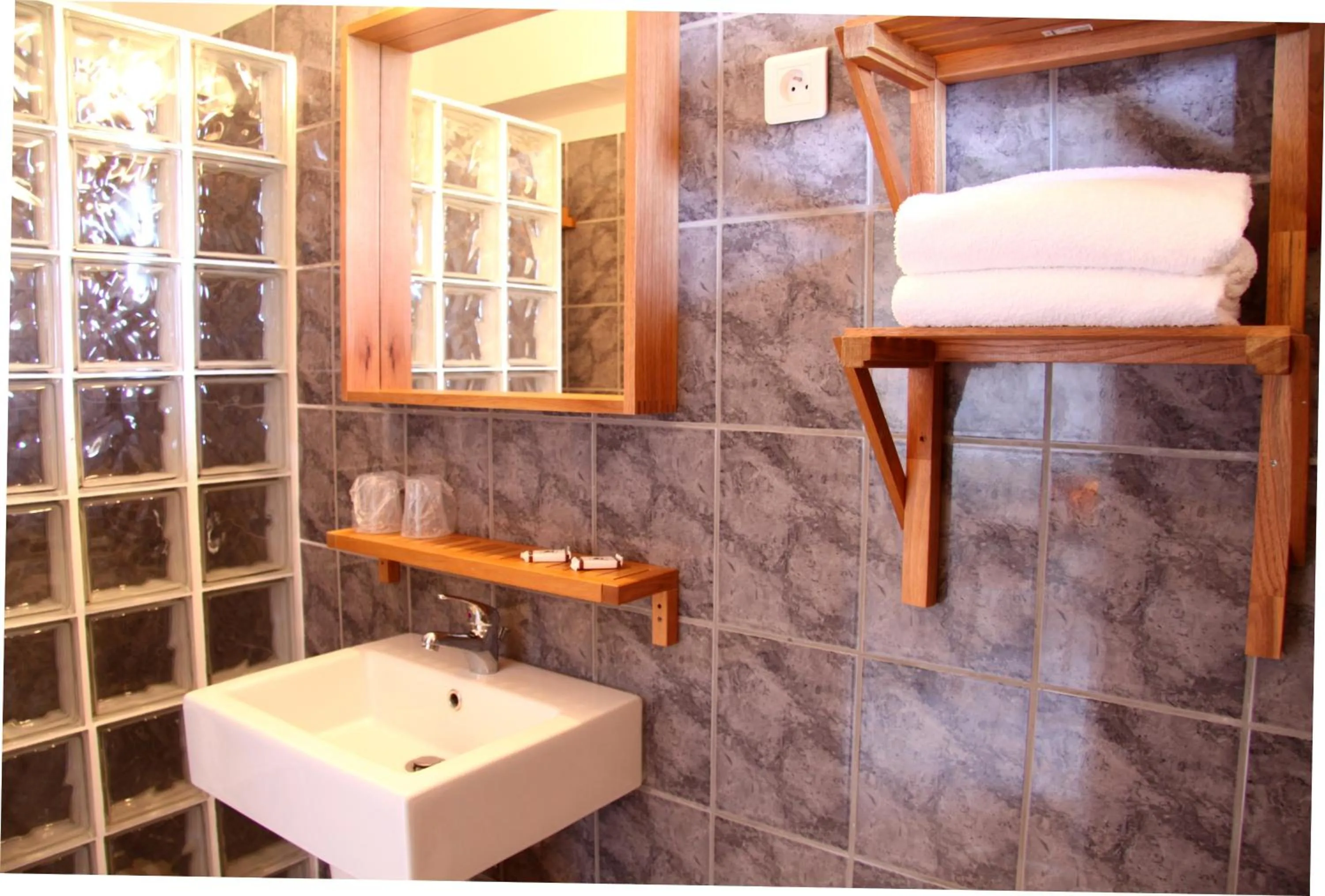 Bathroom in Hôtel et Résidence Benista