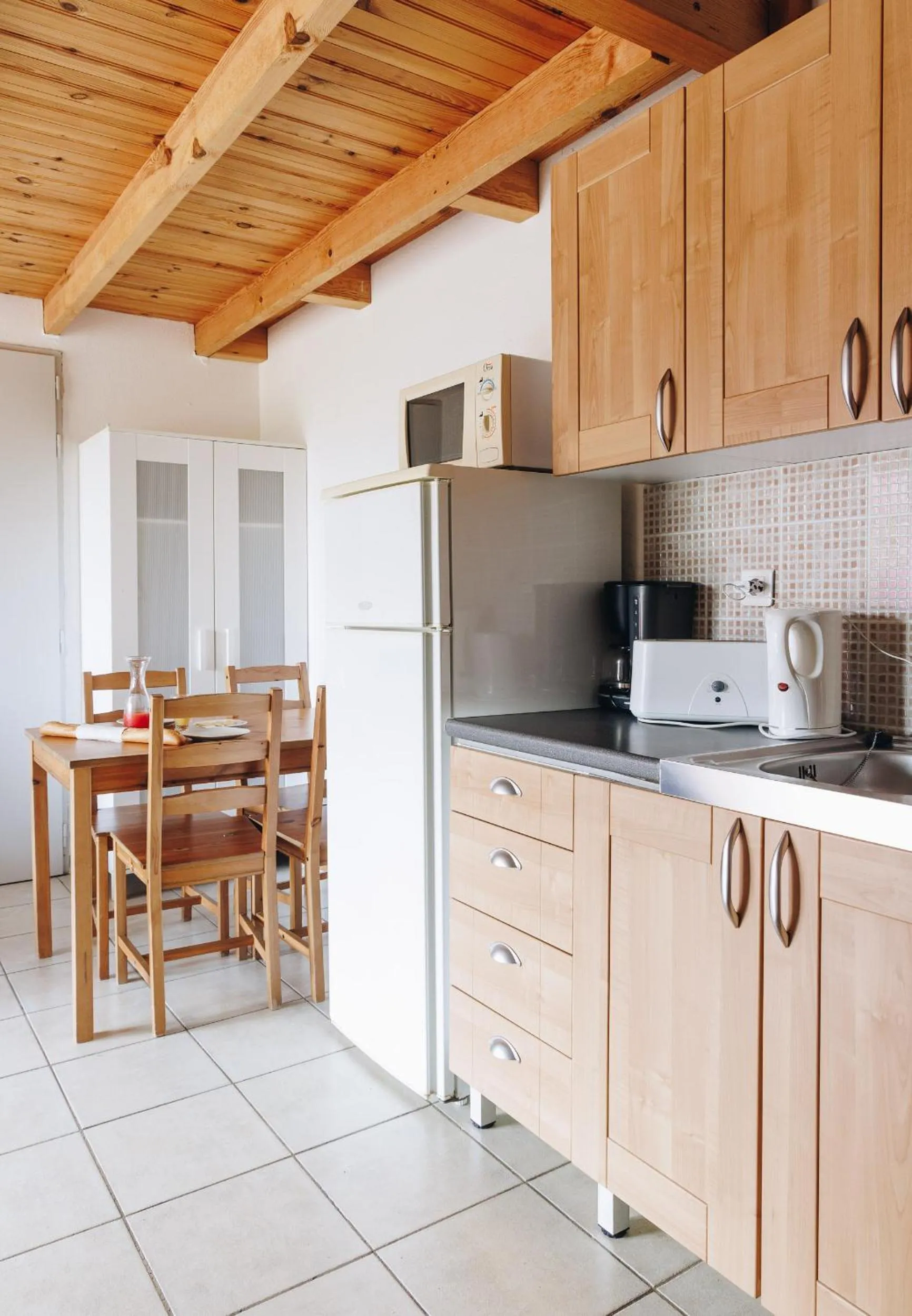 Coffee/tea facilities in Hôtel et Résidence Benista